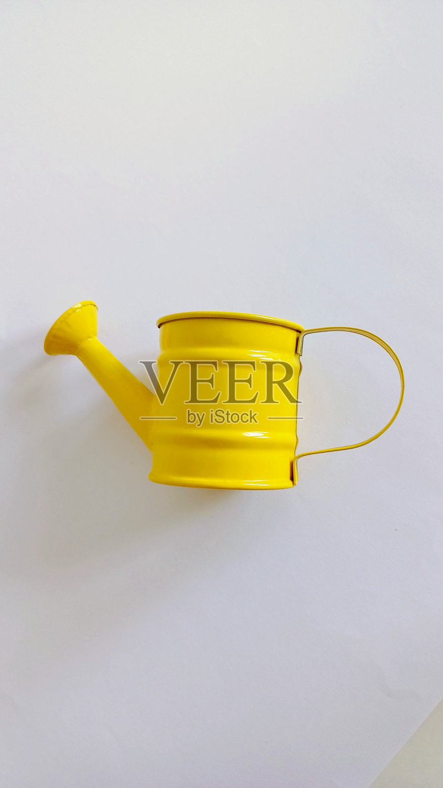 白色背景上装饰用的黄色小水壶和牙签照片摄影图片