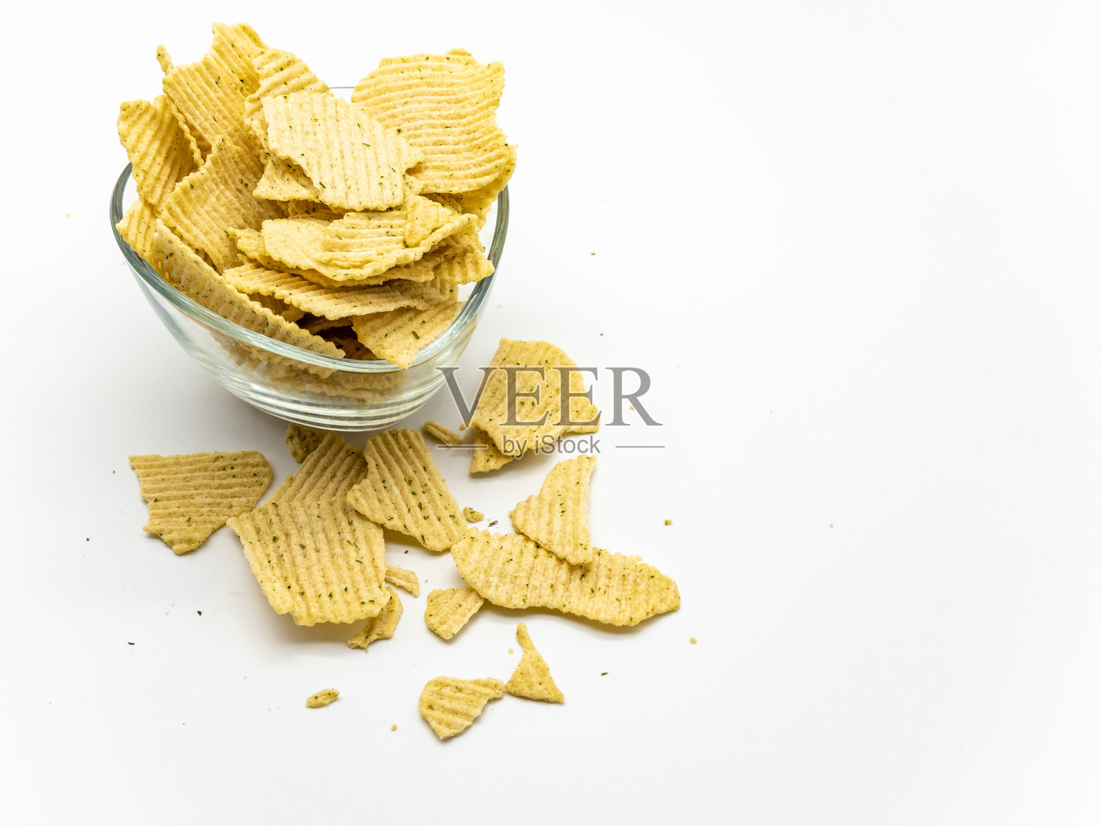 碗里装着白底的薯片照片摄影图片