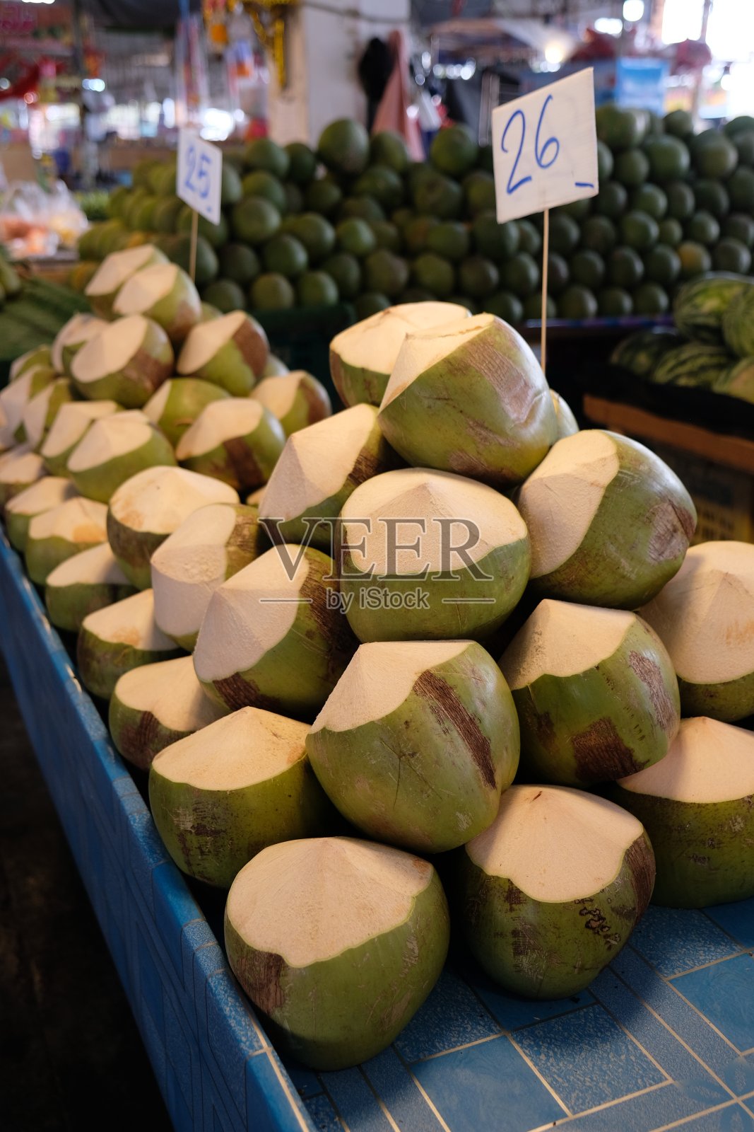 市场柜台上剥了皮的椰子照片摄影图片