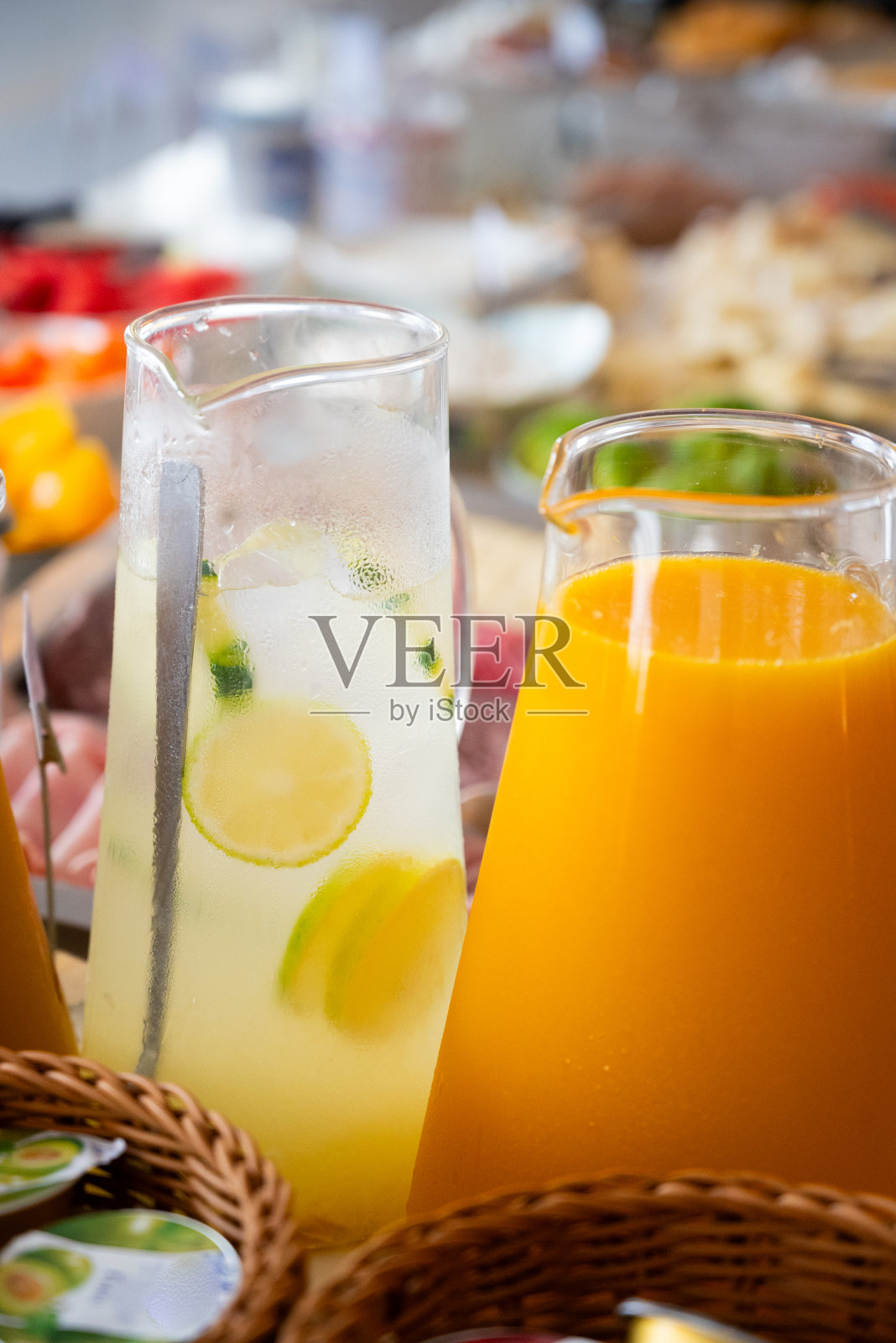 自助餐时玻璃杯里的柠檬水和橙汁特写照片摄影图片