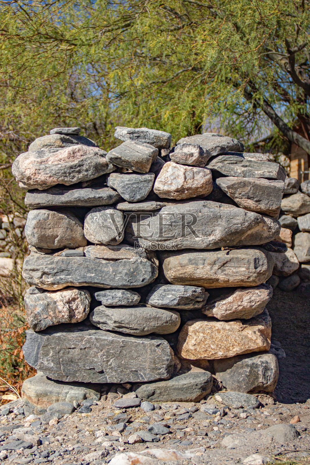 来自阿根廷萨尔塔Quilmes遗址的古代石墙细节照片摄影图片