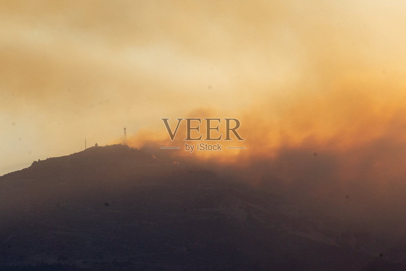 2024年Penteli的日落、烟雾和野火照片摄影图片