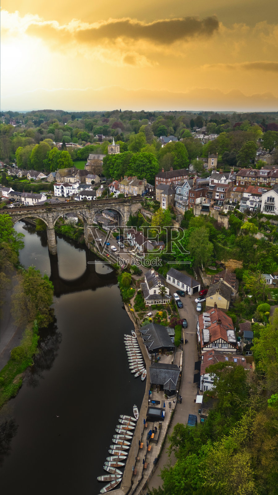 约克郡纳雷斯伯勒河畔小镇的日落照片摄影图片
