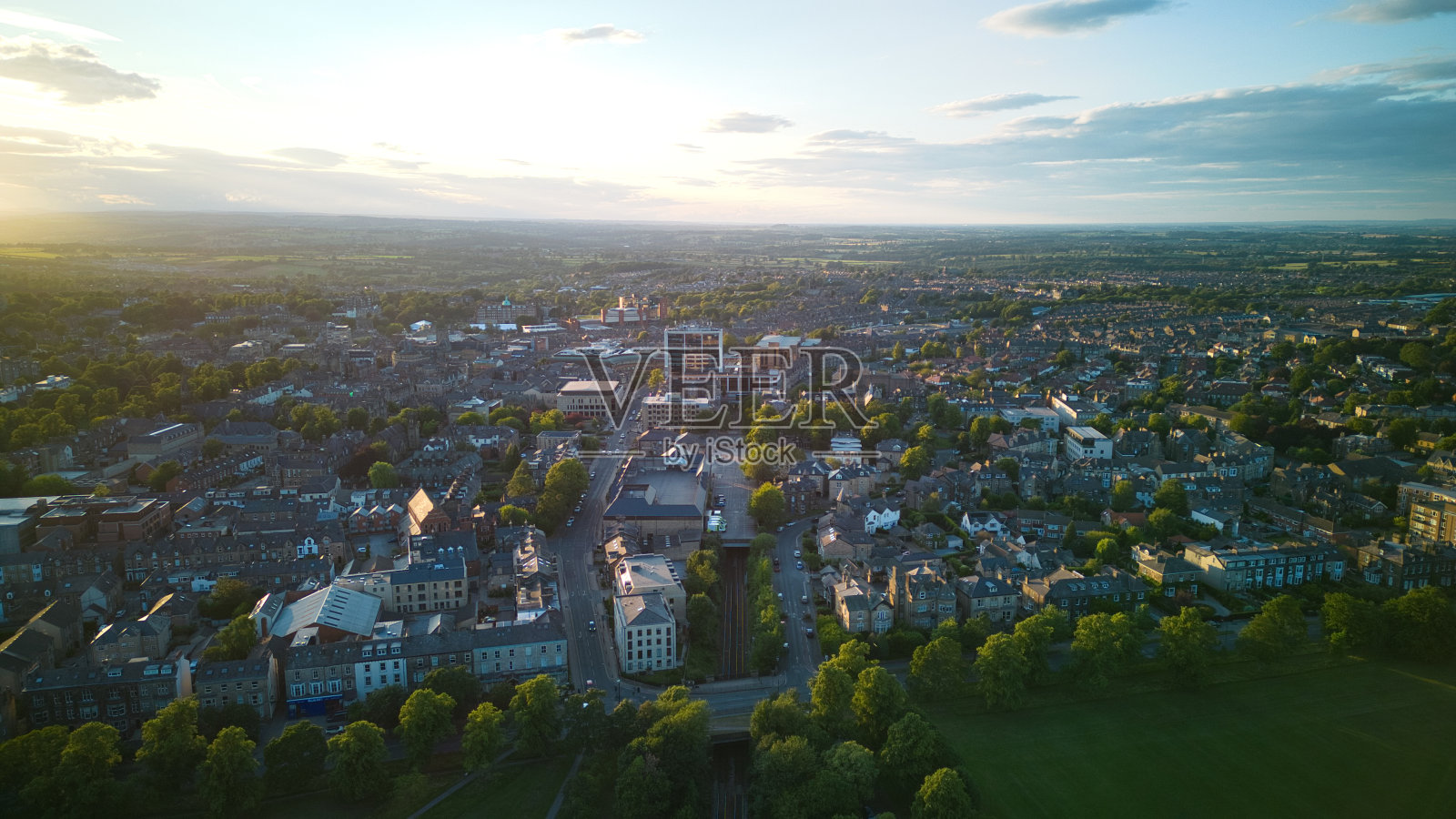 夕阳下的城市鸟瞰图，温暖的灯光，展示了北约克郡哈罗盖特的城市景观和建筑。照片摄影图片
