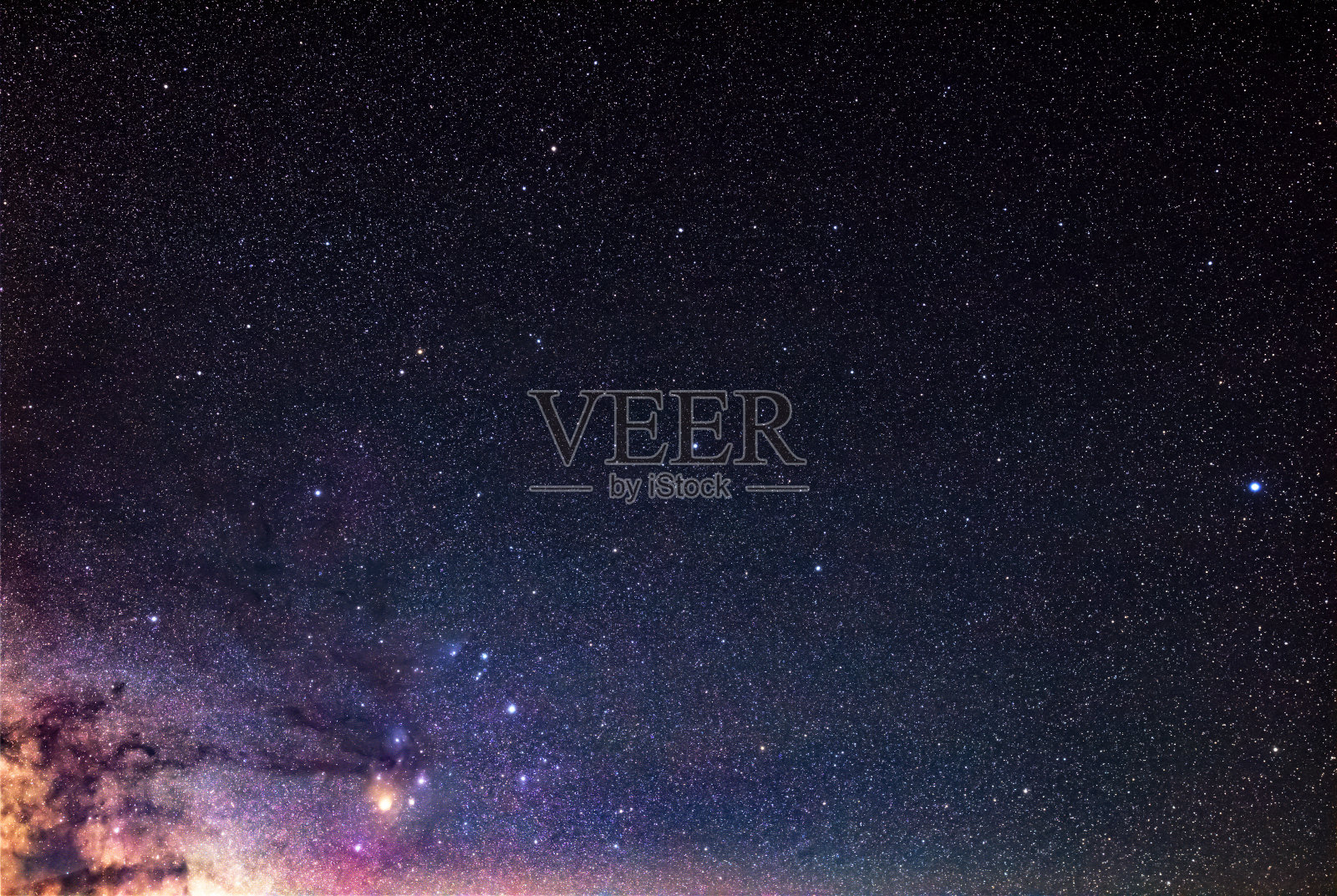 在夏季，用恒星追踪器在黑暗的山上拍摄了银河系的星星。照片摄影图片