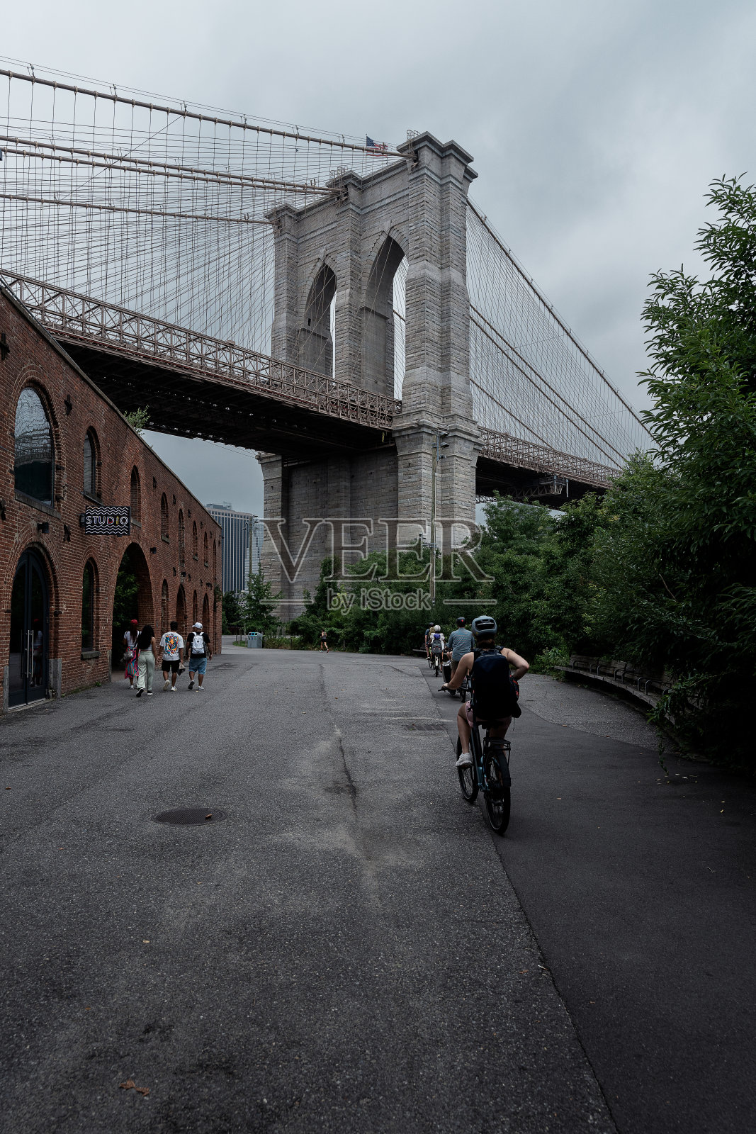 纽约布鲁克林大桥上,游客走过大桥的街道照片摄影图片
