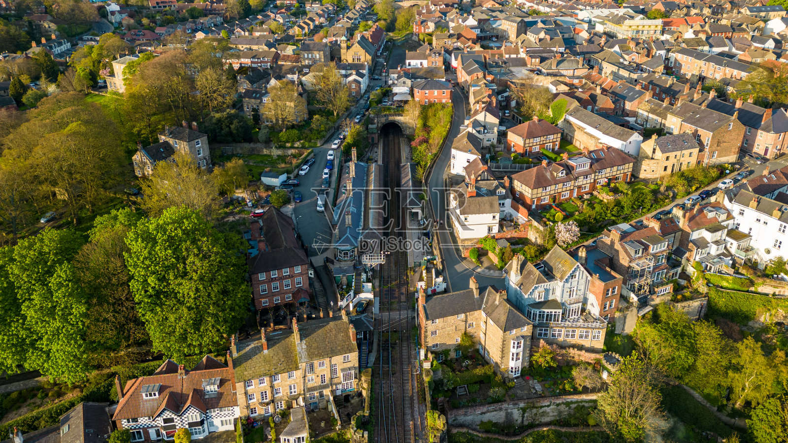 鸟瞰一个古雅的小镇，传统的房屋和绿色植物，展示了北约克郡纳雷斯伯勒的城市规划和社区生活。照片摄影图片