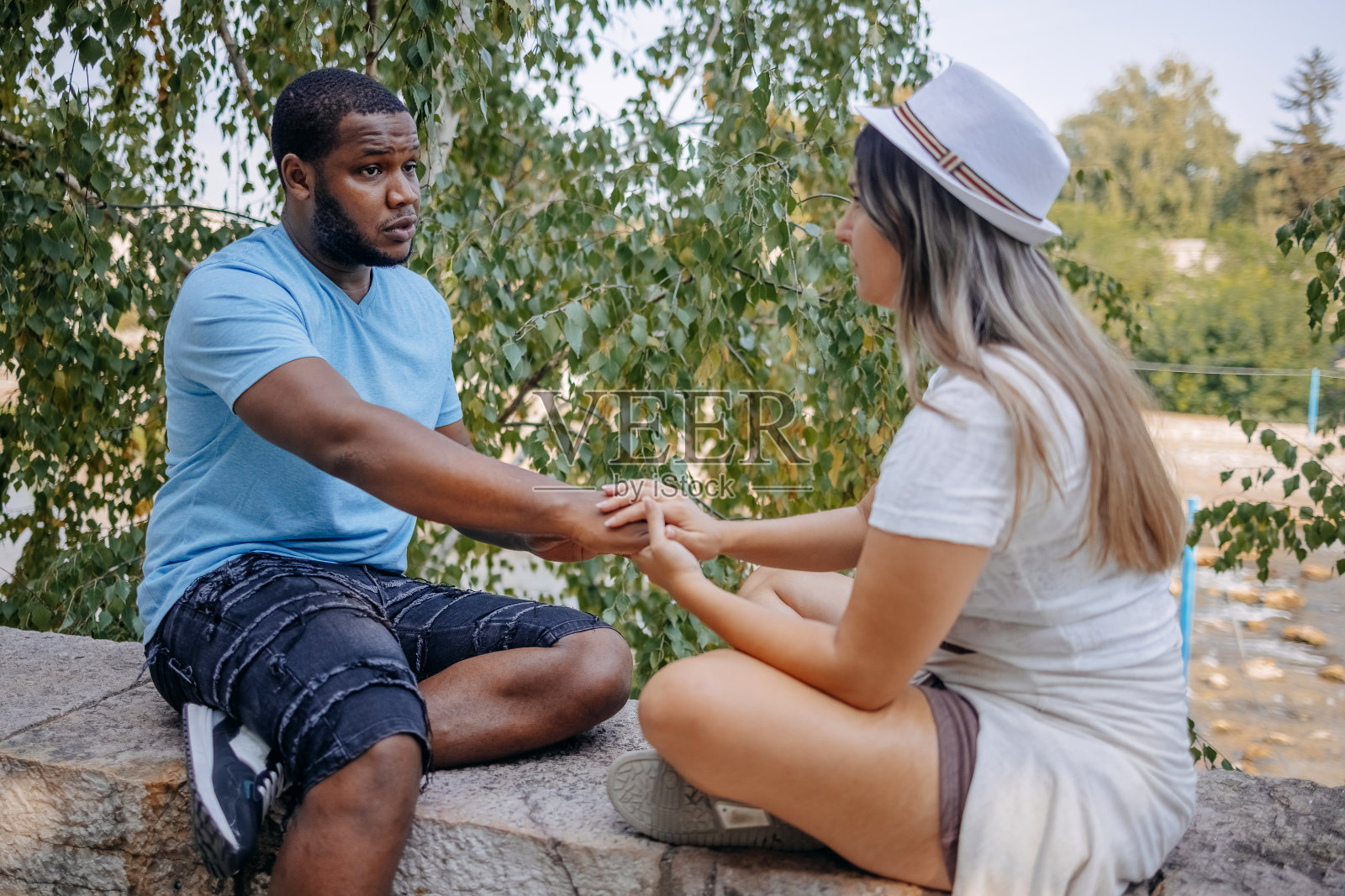 年轻的多种族情侣在公园牵手分手照片摄影图片