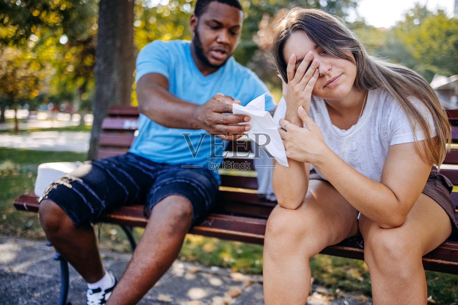 年轻的多种族情侣因为感情问题在公园分手照片摄影图片