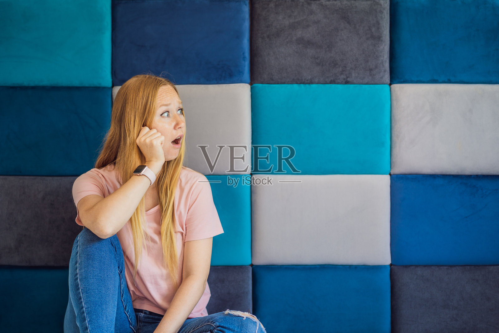 不同的情绪。快乐，悲伤，惊讶和高兴。面部表情的概念，情绪，有趣的表情包情绪照片摄影图片