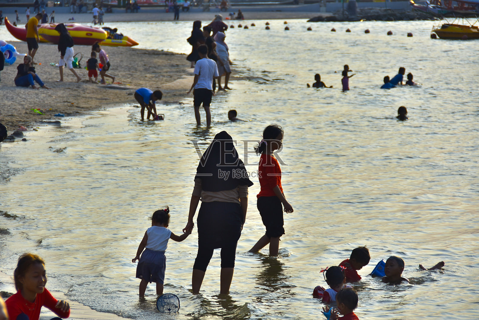 游客在安科尔海滩享受假期照片摄影图片