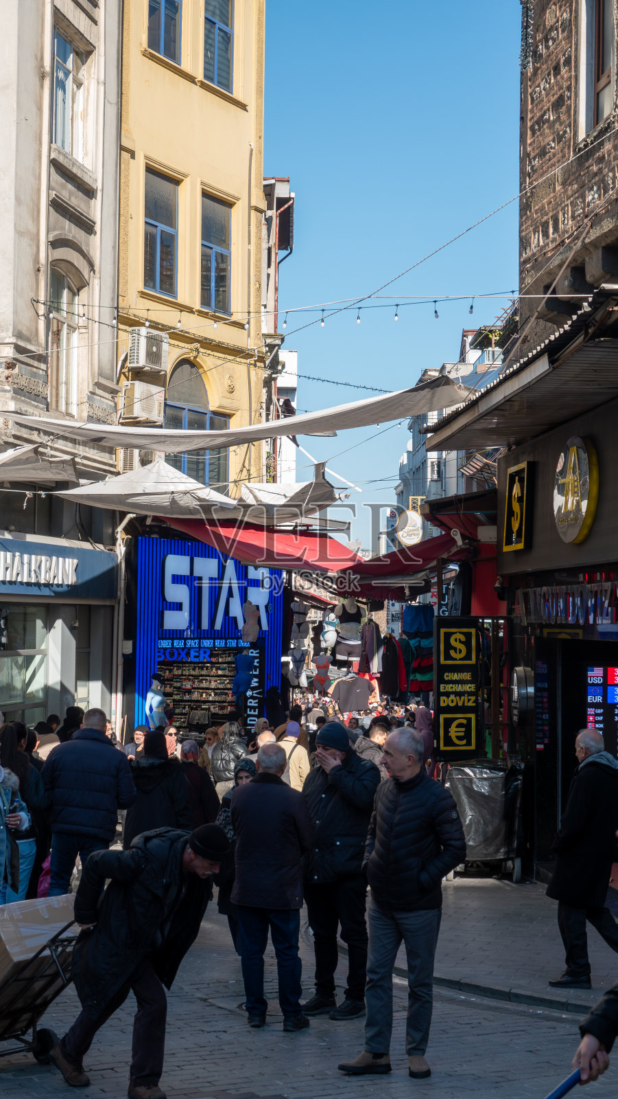 2024年1月24日，埃米诺努区Sirkeci的历史小巷，漫步的当地人和游客照片摄影图片