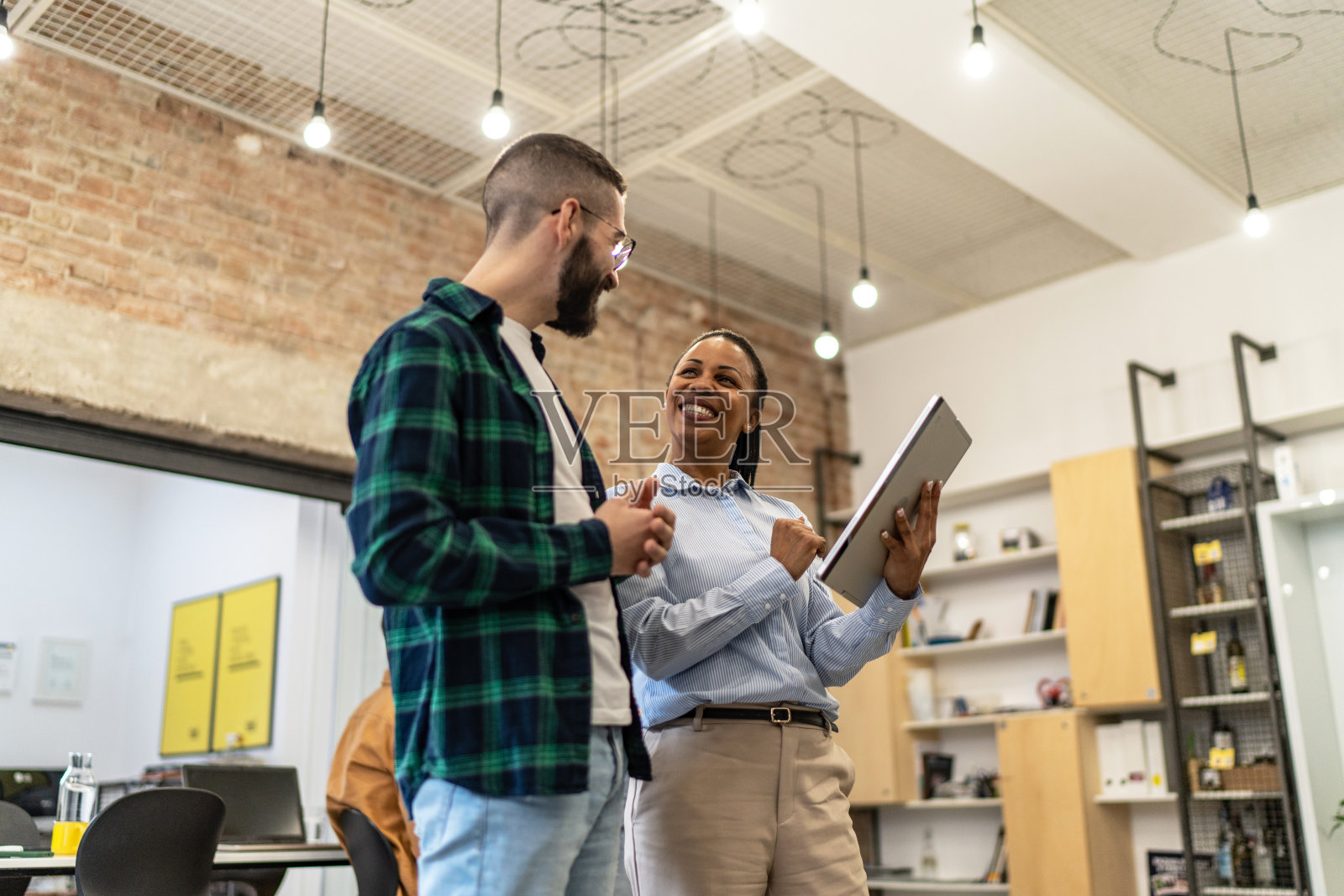 不同背景的年轻同事正在进行非正式的业务讨论照片摄影图片
