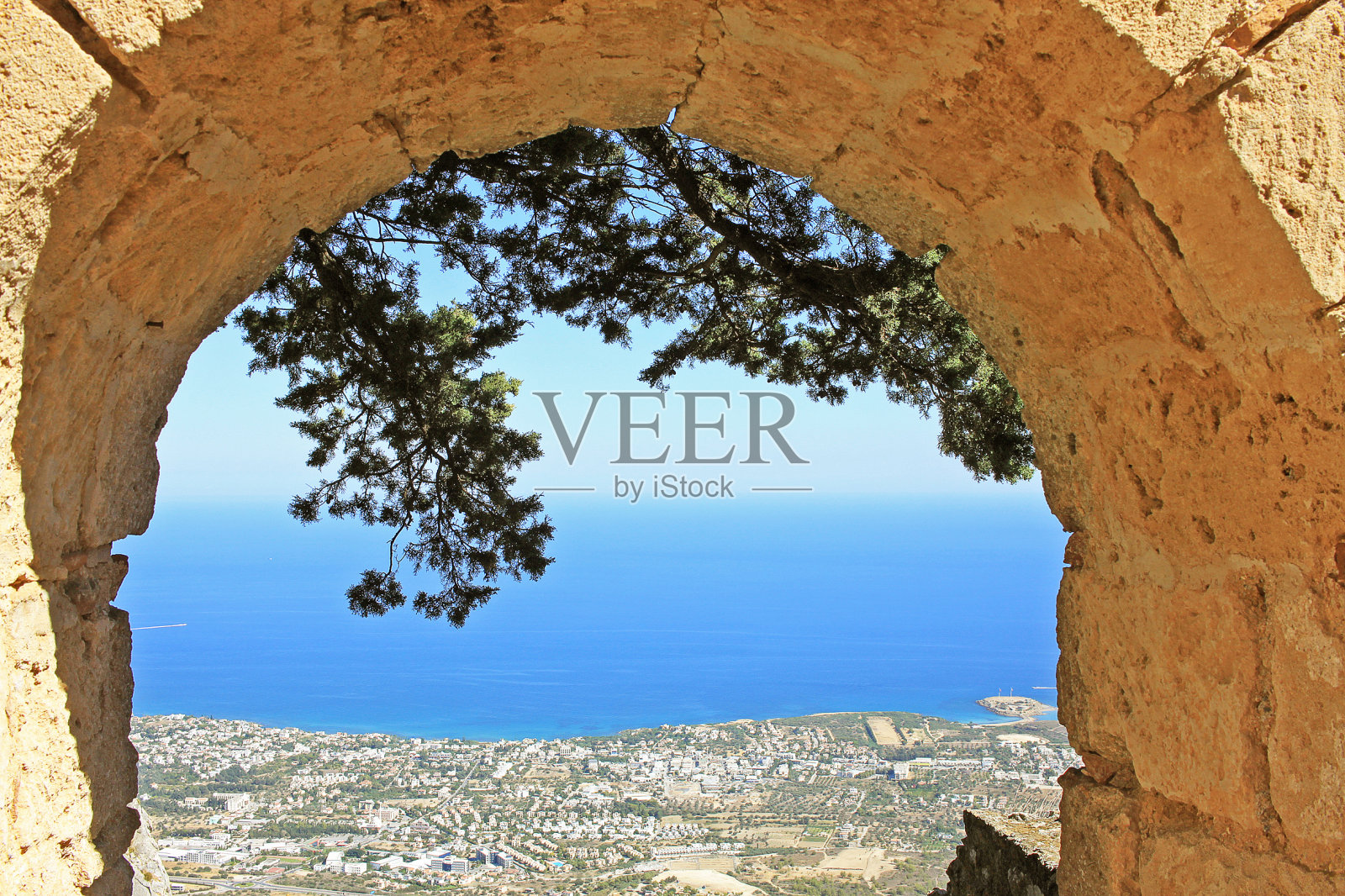 从塞浦路斯的圣希拉里翁城堡俯瞰凯里尼亚照片摄影图片