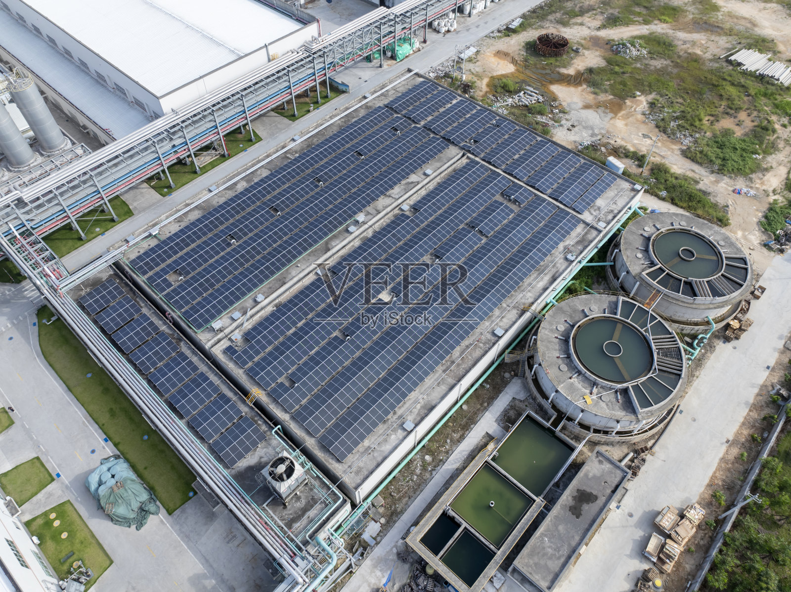 工厂屋顶太阳能光伏发电照片摄影图片