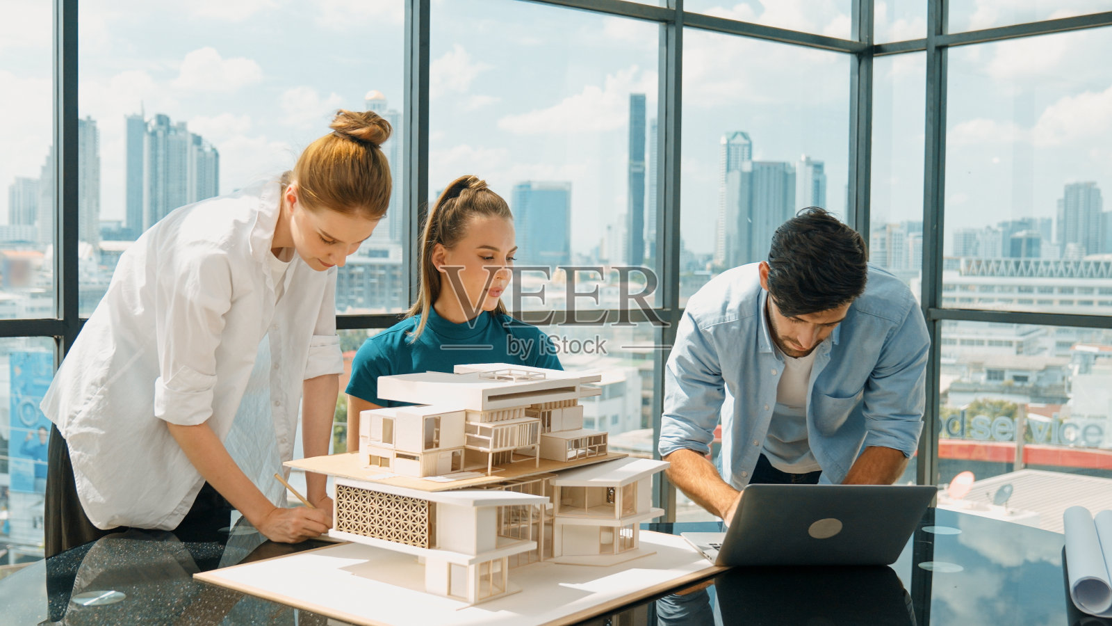 建筑师团队讨论设计，工人提出想法。窗饰照片摄影图片