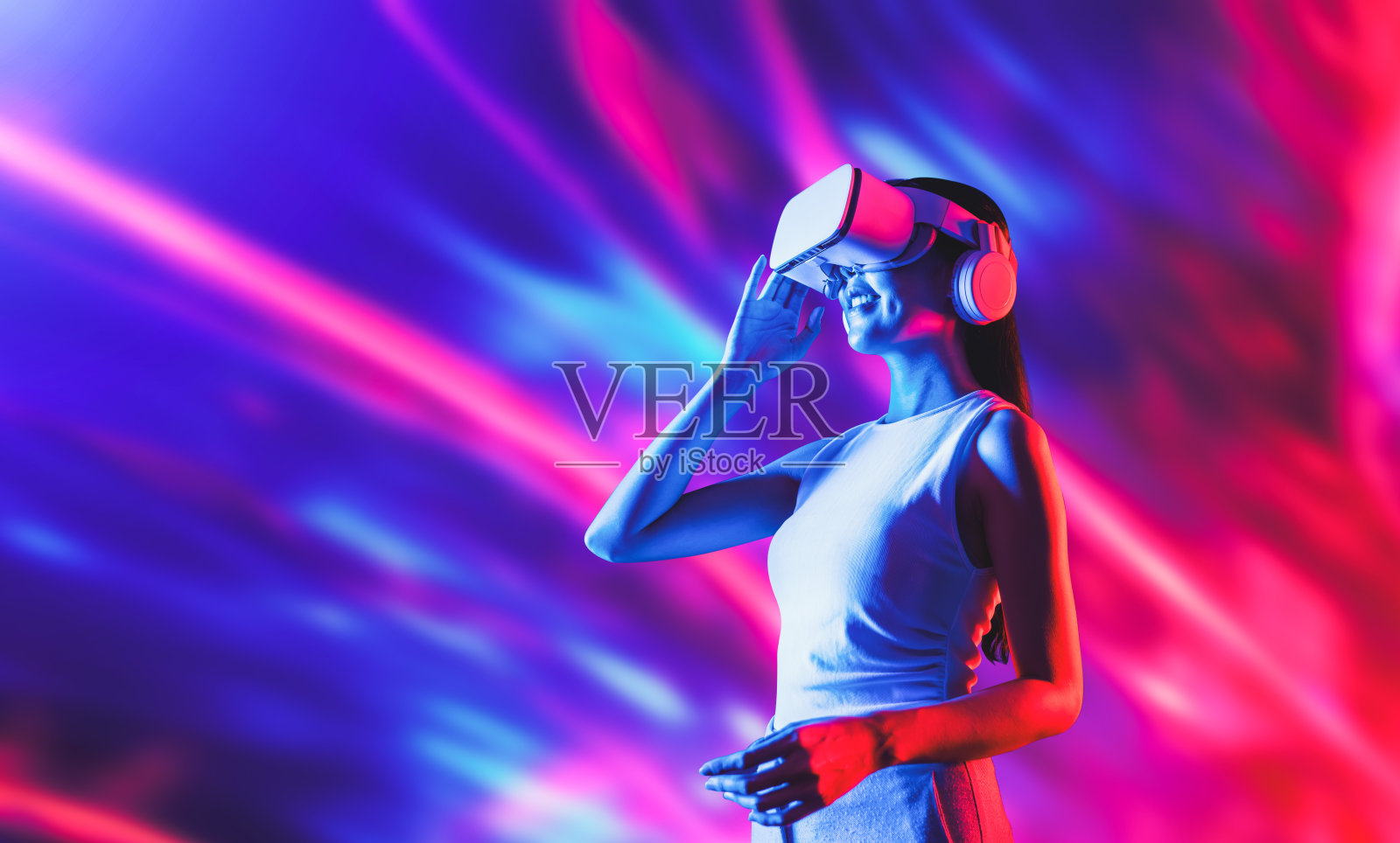 优雅的女性连接着宇宙，遥望着远方，微笑着。幻觉。照片摄影图片