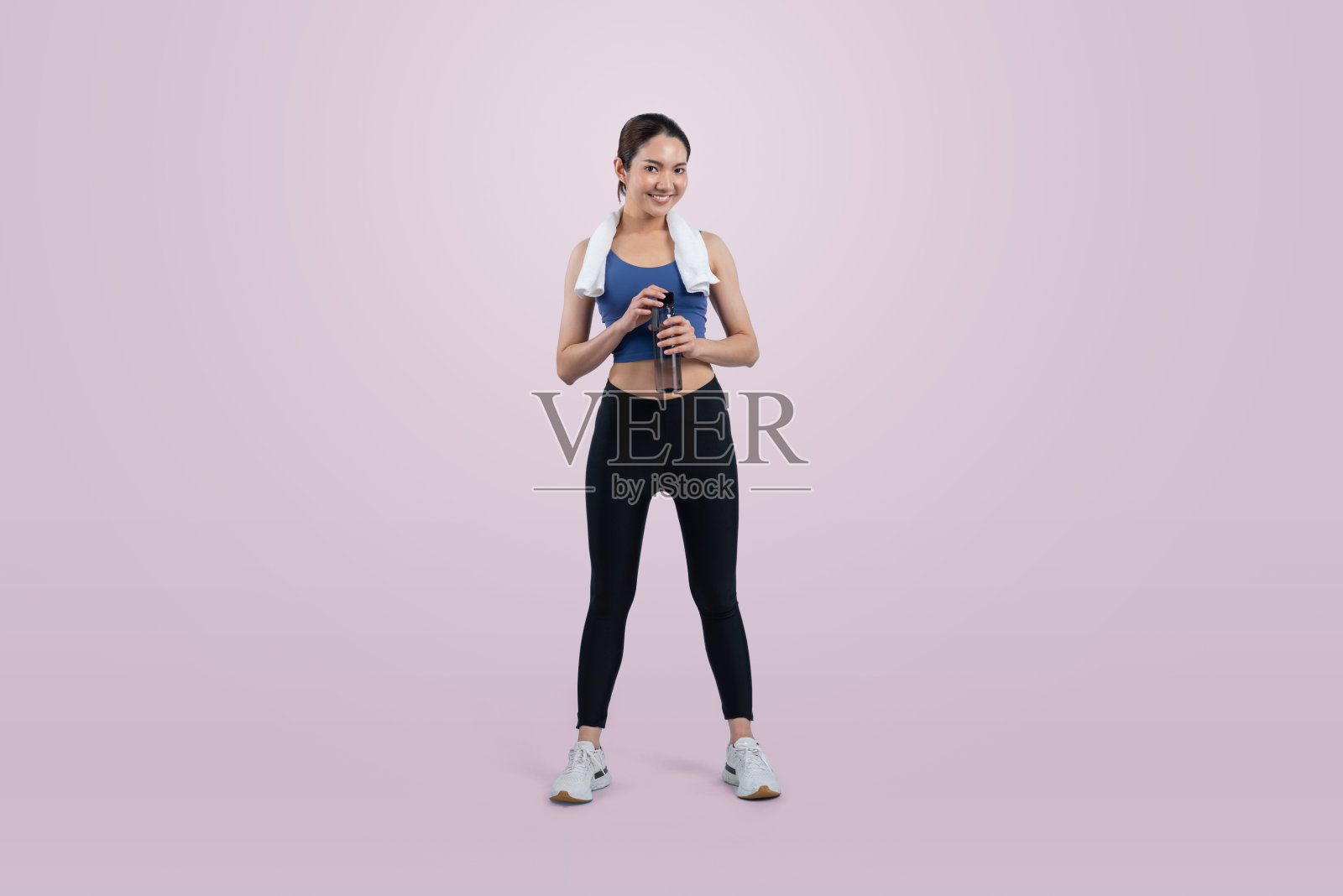 运动健硕的亚洲女性在剧烈的有氧运动后休息。充满活力的照片摄影图片