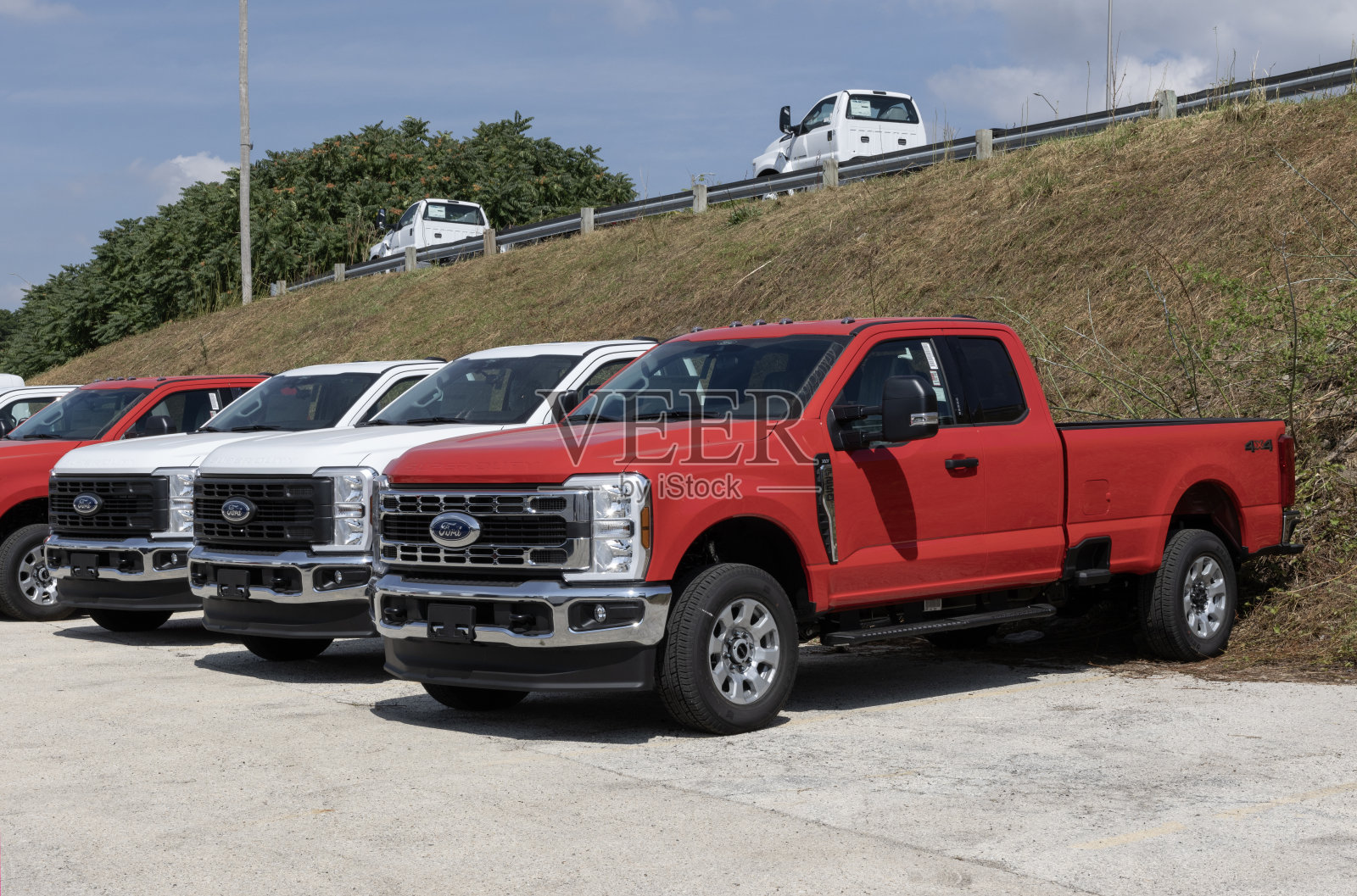 福特F-250皮卡在经销商展示。福特还提供单后轮或双后轮和普通驾驶室的F250。照片摄影图片