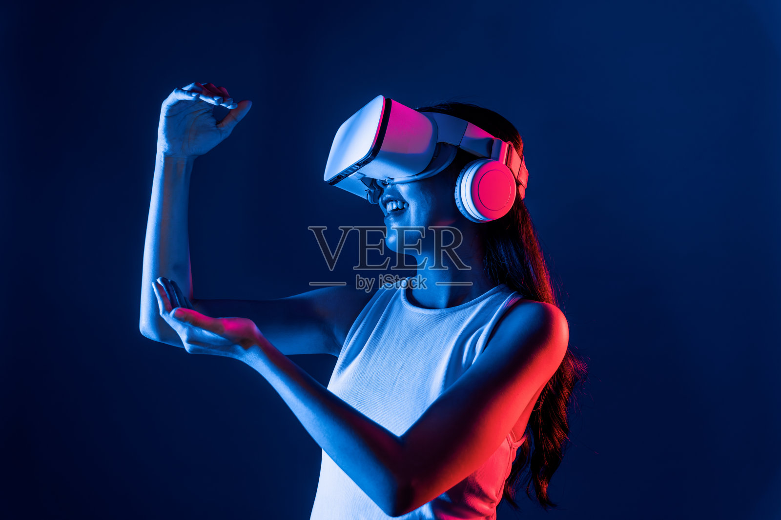 聪明的女性用双手交互生成虚拟物体。幻觉。照片摄影图片