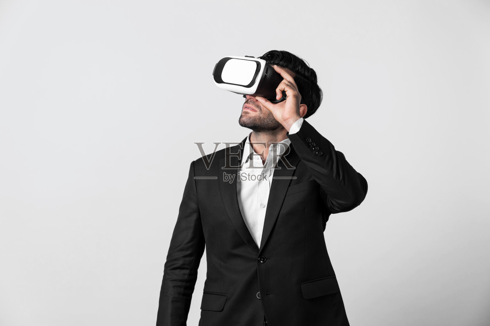 熟练的商人使用VR眼镜制定财务计划。偏差。照片摄影图片