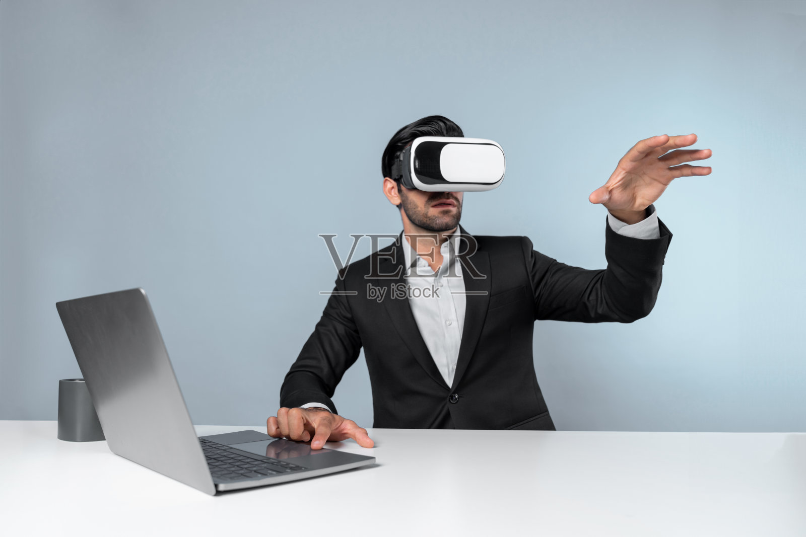 商人戴着VR眼镜坐着看数据。偏差。照片摄影图片