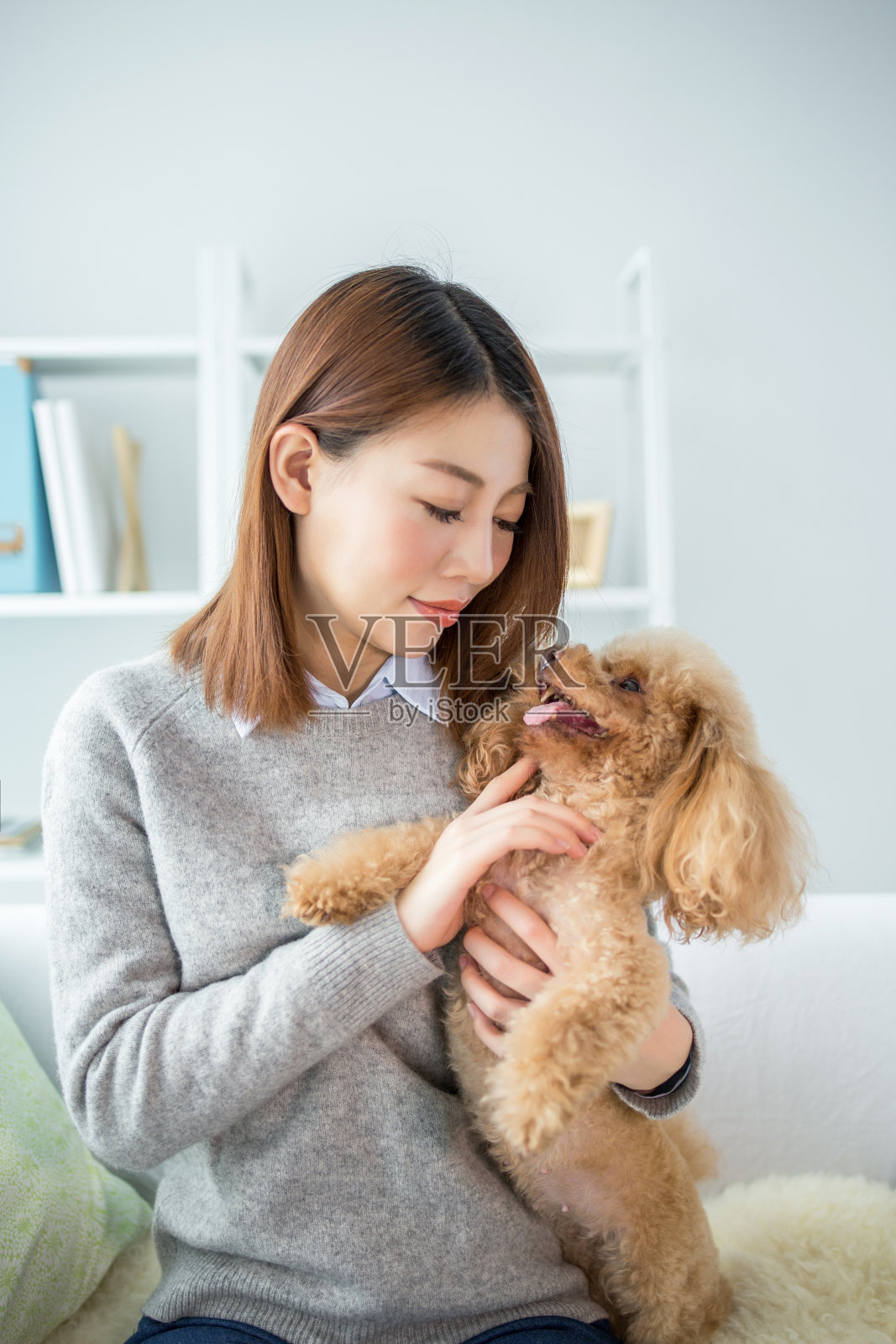和可爱的小狗玩耍的女人照片摄影图片