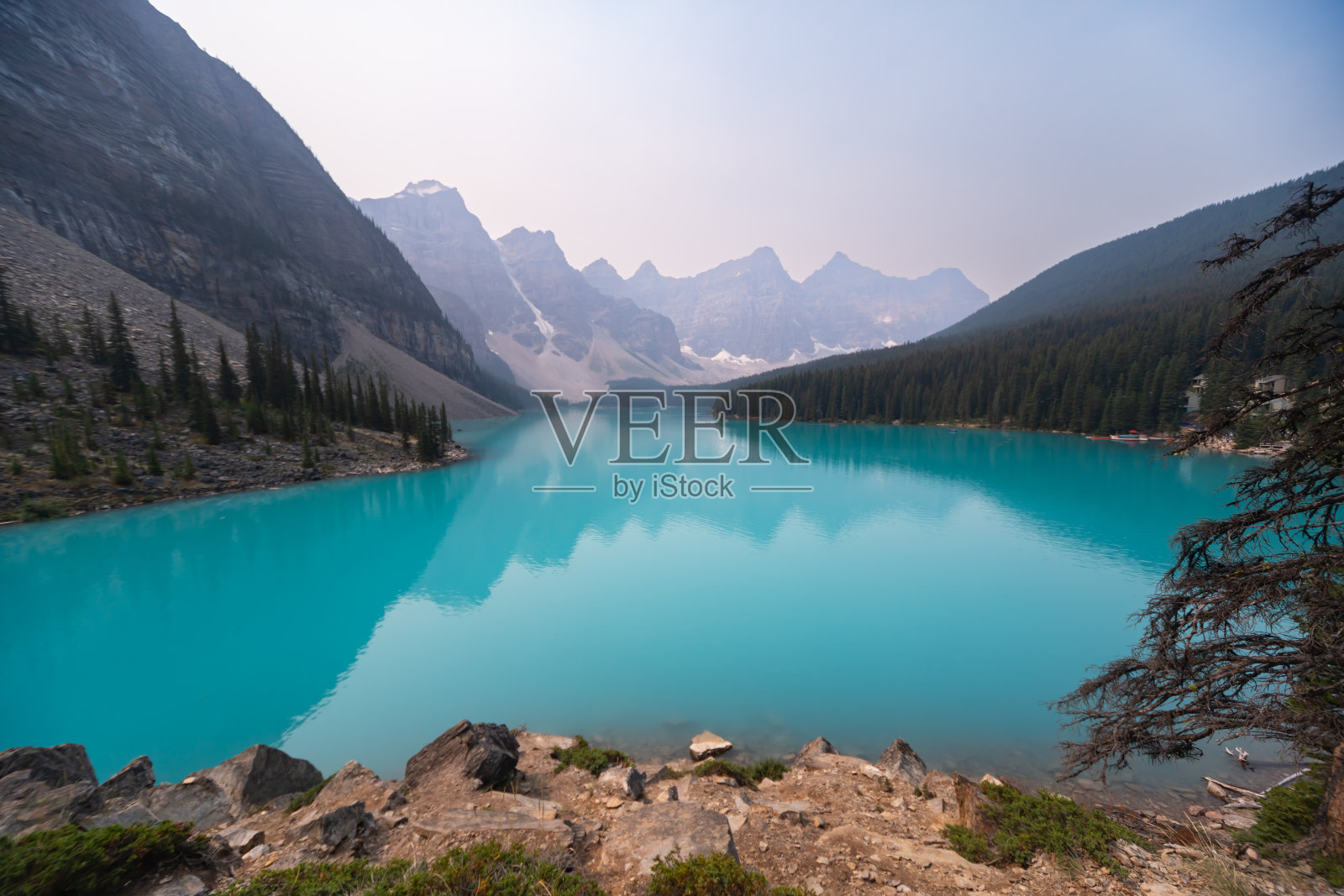 冰碛湖绿松石水镜面与加拿大落基山脉背后，夏日阴霾，班夫，阿尔伯塔，加拿大照片摄影图片