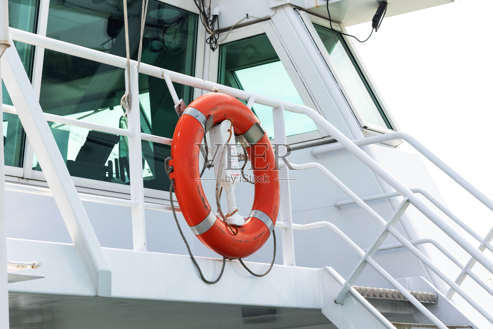 船上的红色救生带。照片摄影图片