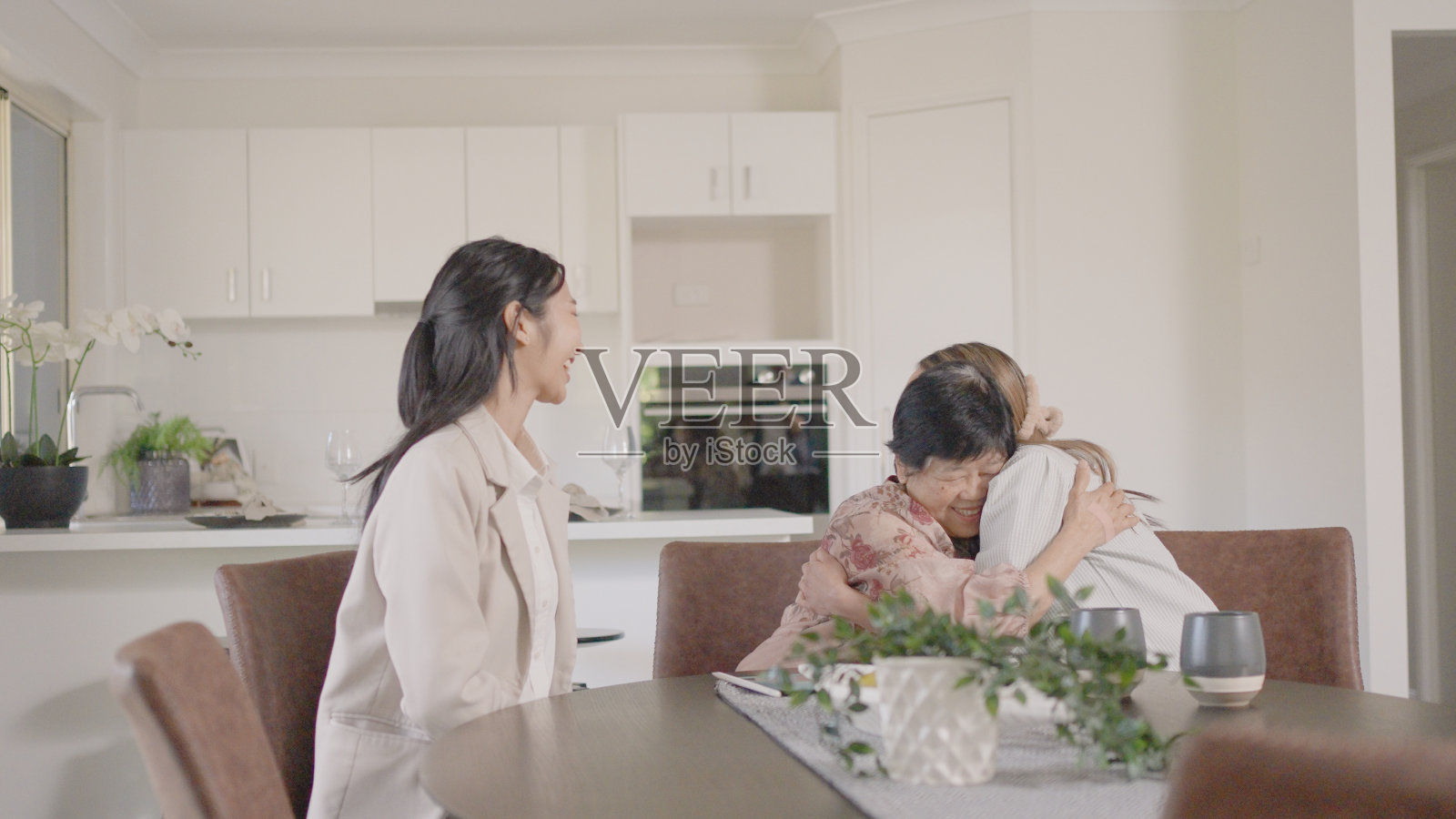 亚洲年轻的房地产经纪人向母女一家展示一处临时房产照片摄影图片