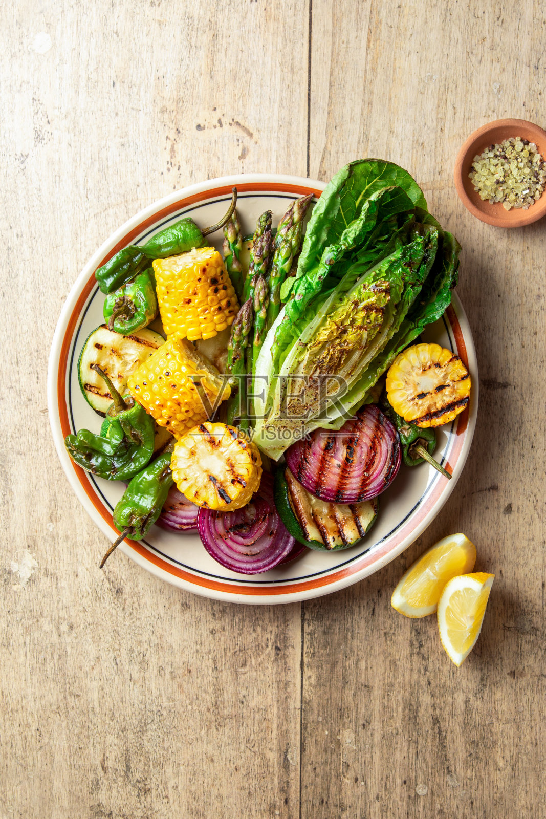 盘子里的烤蔬菜照片摄影图片