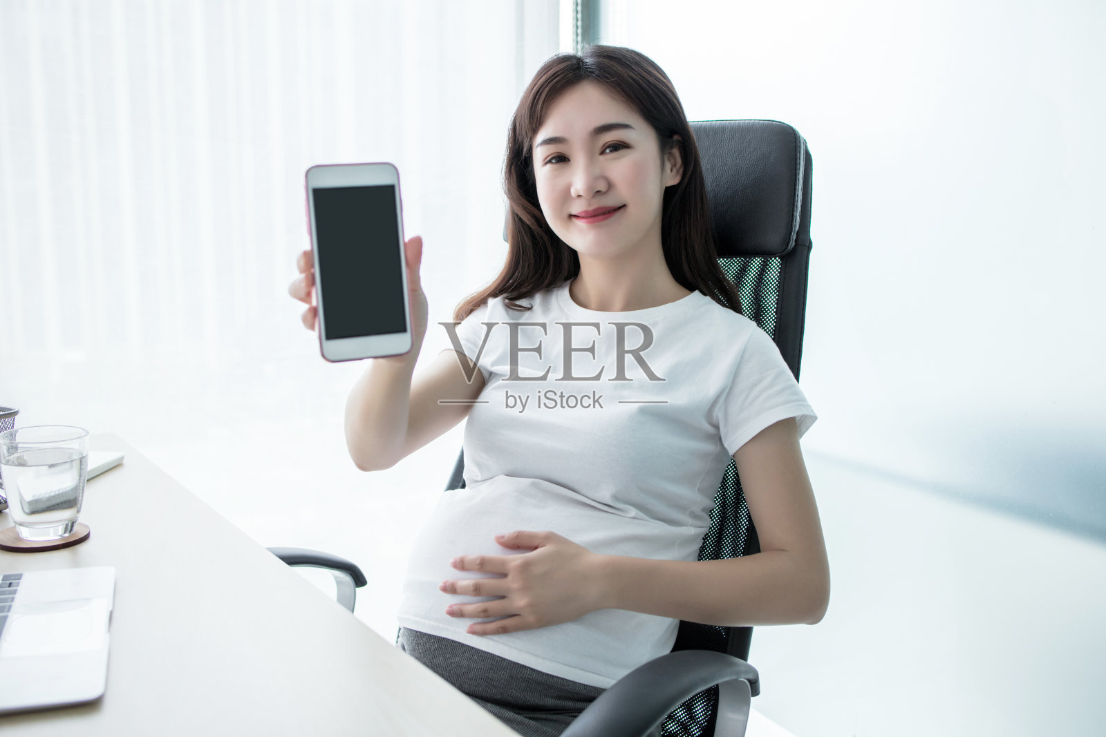 孕妇午餐时在咖啡馆用电脑和手机工作照片摄影图片