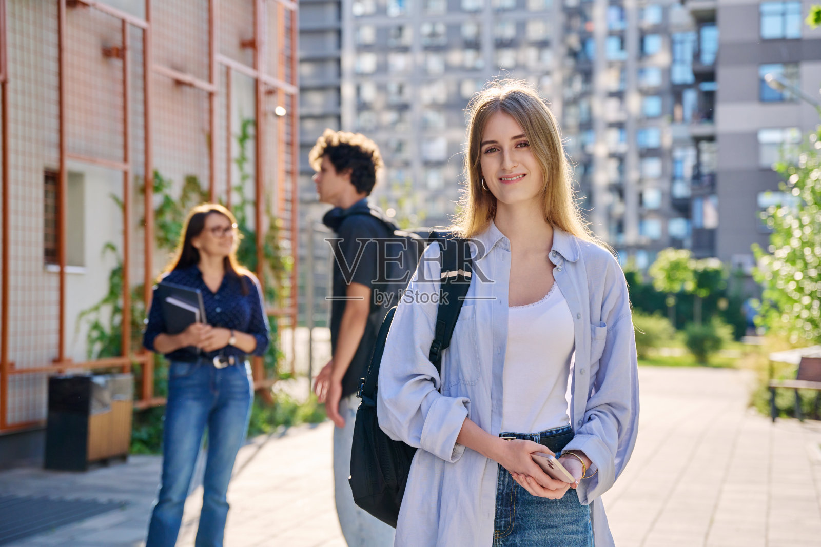 年轻女大学生户外写生，教育建筑背景照片摄影图片