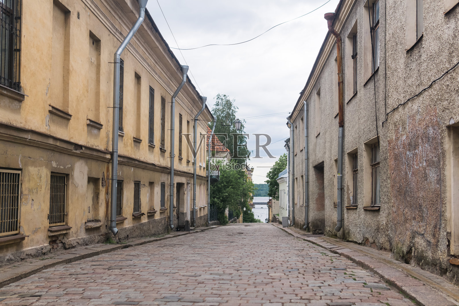 复古的城市景观，古老的街道和古老的建筑照片摄影图片