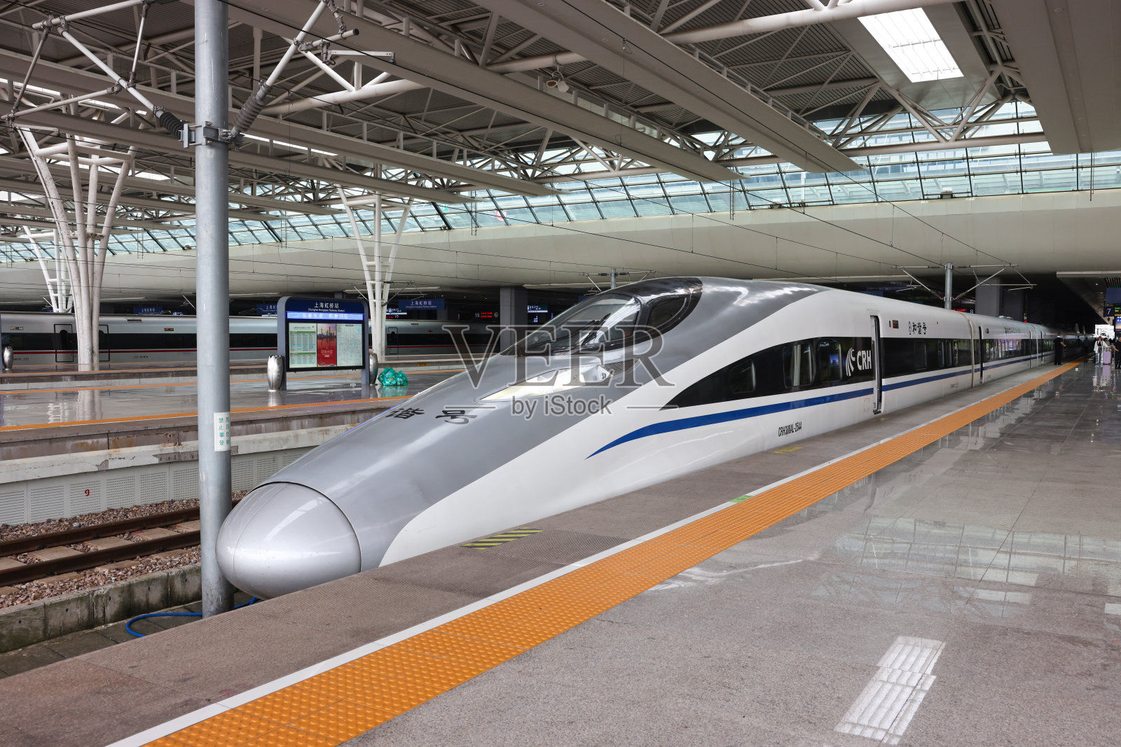 中国和谐号高铁在上海虹桥火车站照片摄影图片