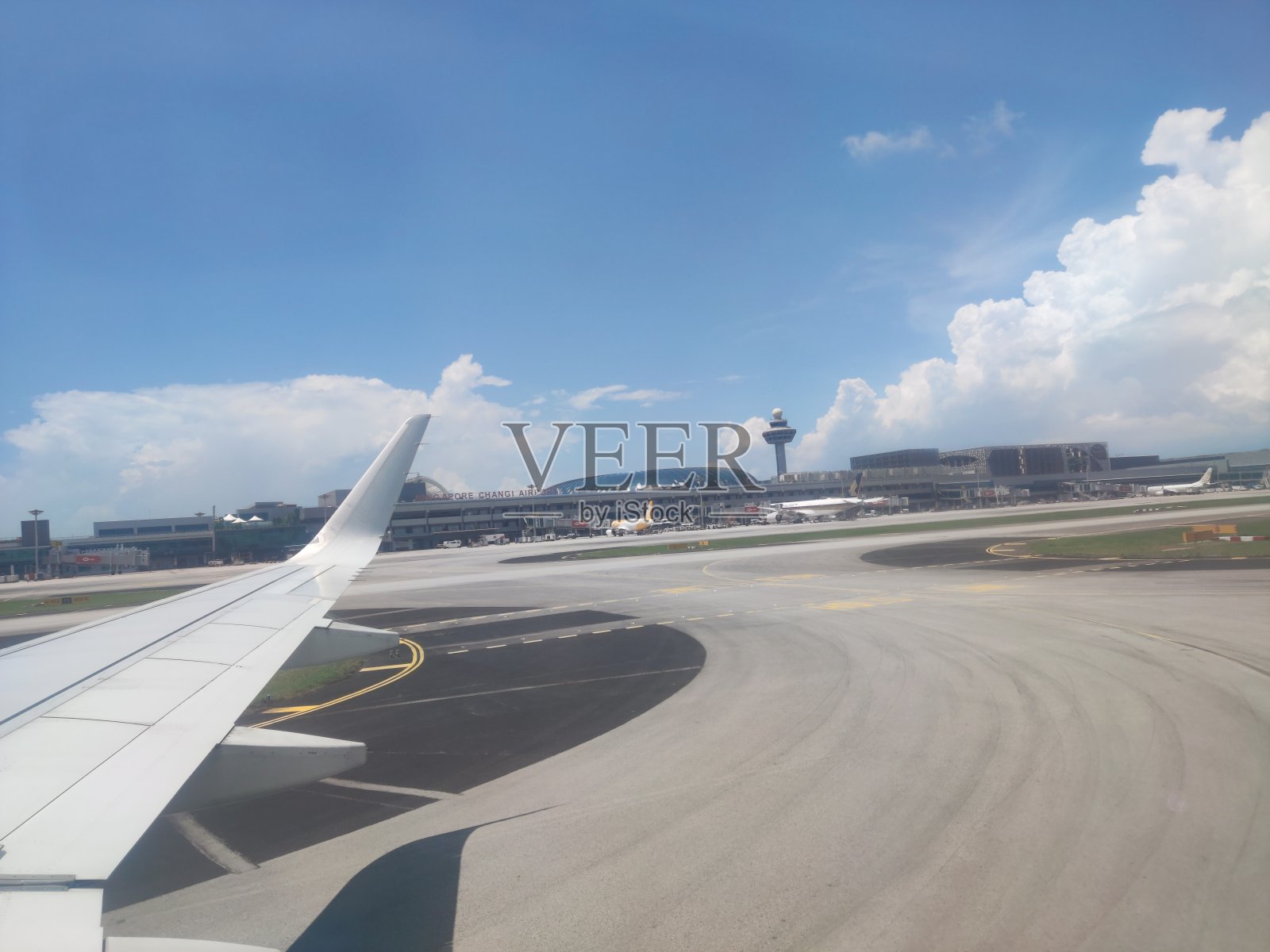 樟宜机场的飞机机翼照片摄影图片