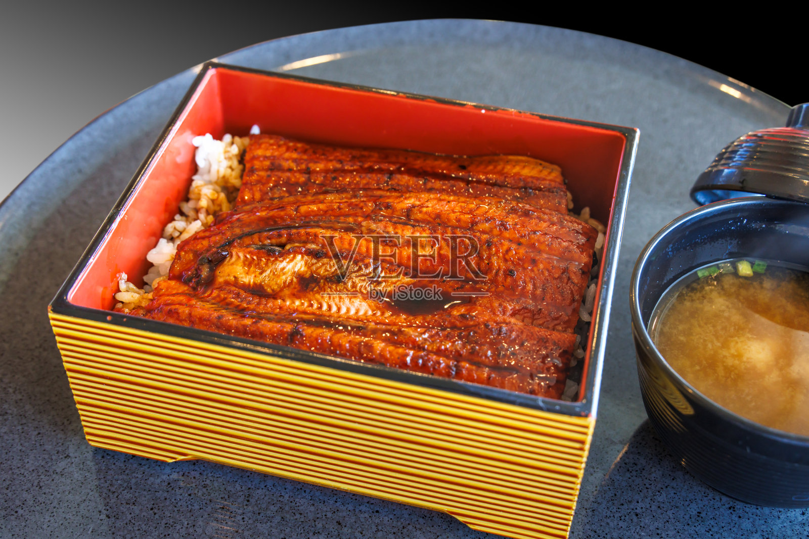 一份丰盛的烤鳗鱼照片摄影图片