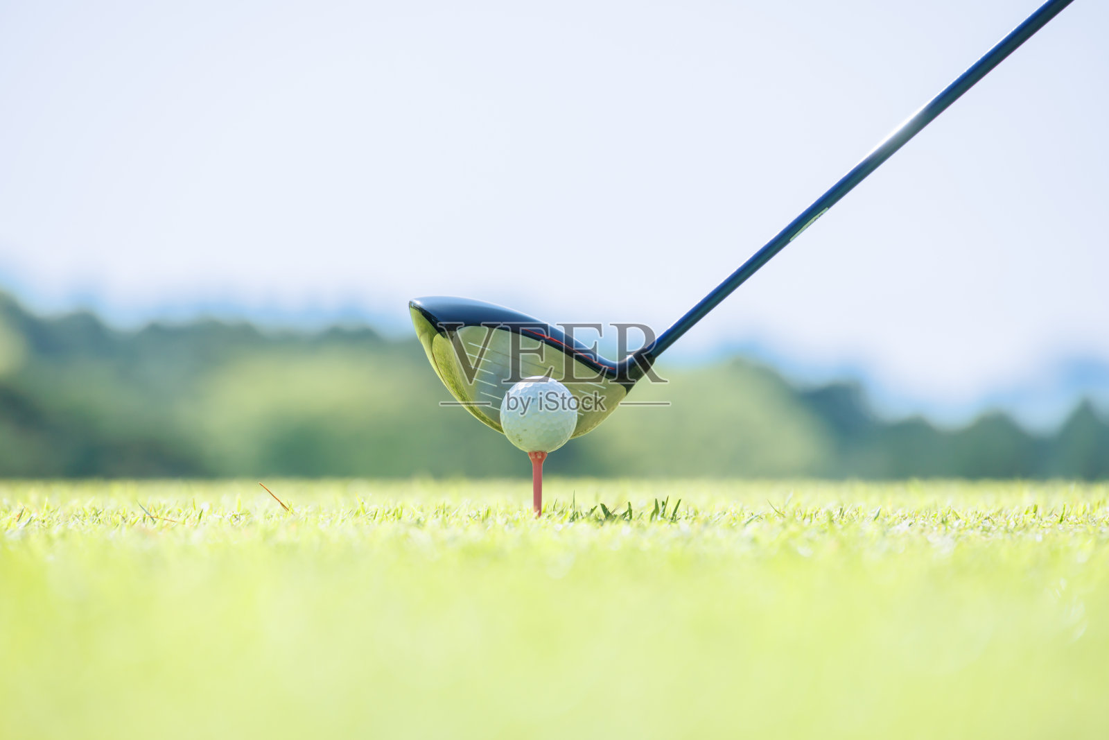 有美丽绿草的高尔夫球场照片摄影图片