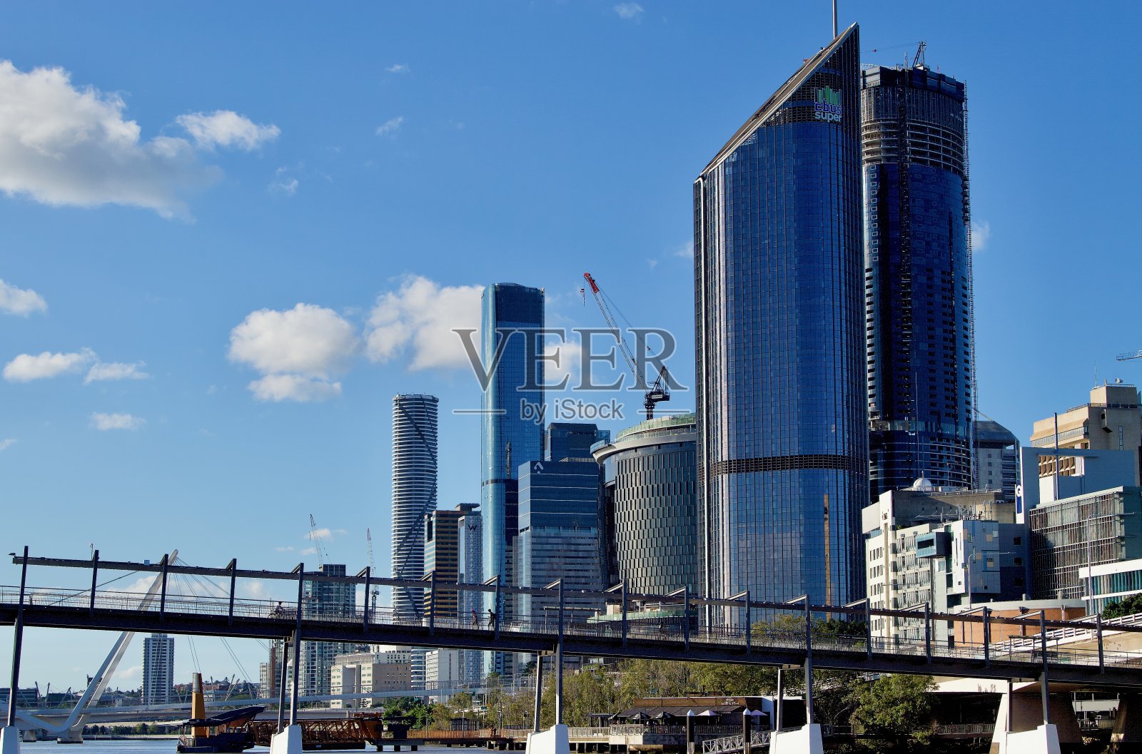从昆士兰州布里斯班市的桥下俯瞰女王码头照片摄影图片
