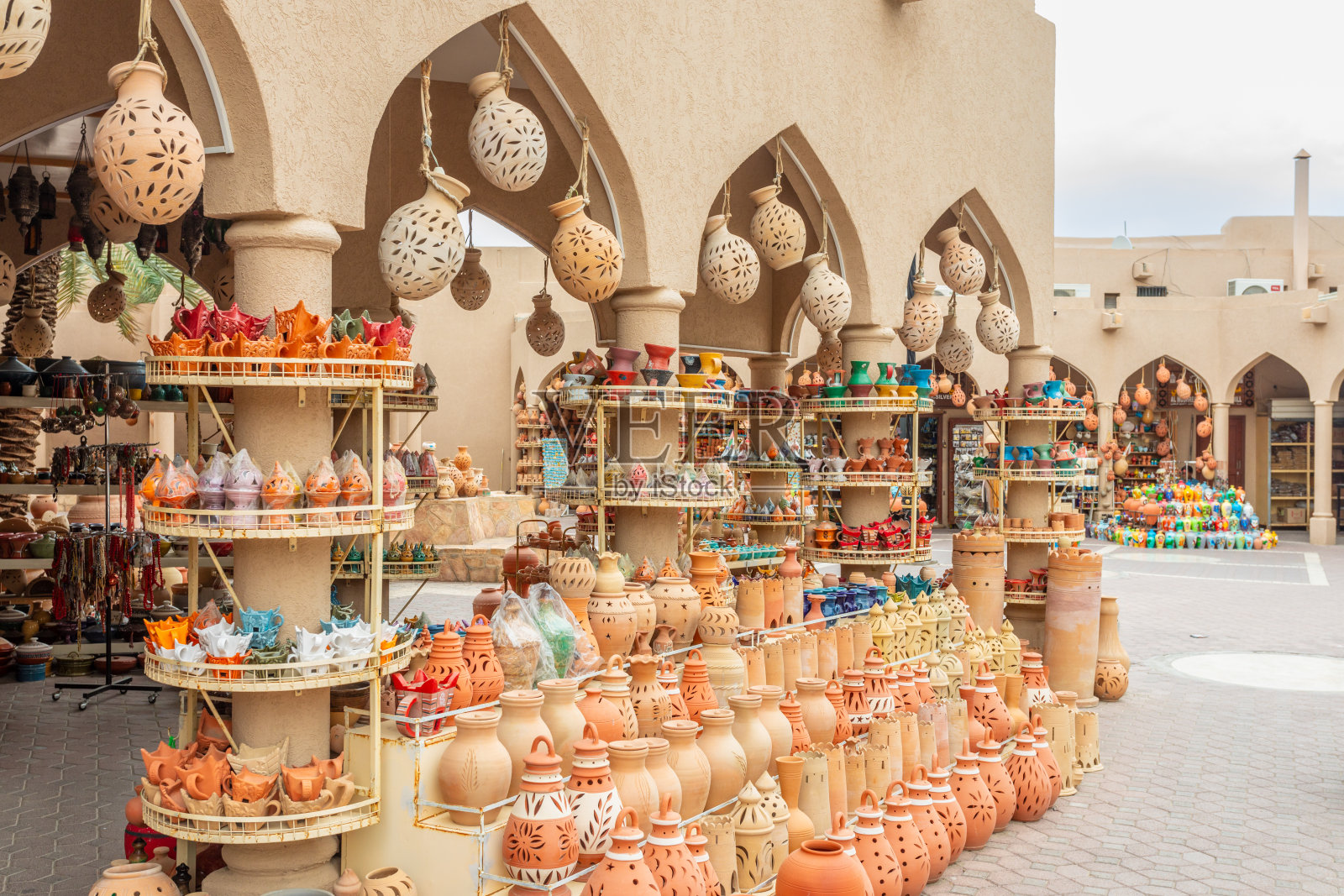 阿曼苏丹国尼兹瓦集市上的手工纪念品和陶瓷罐照片摄影图片