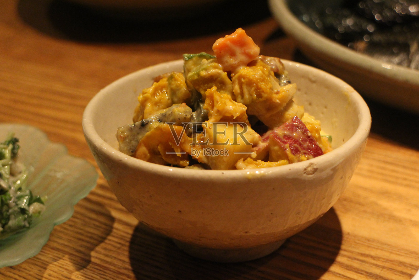 日本料理:在日本京都，南瓜和Namafu(小麦面筋)拌在味噌蛋黄酱里照片摄影图片