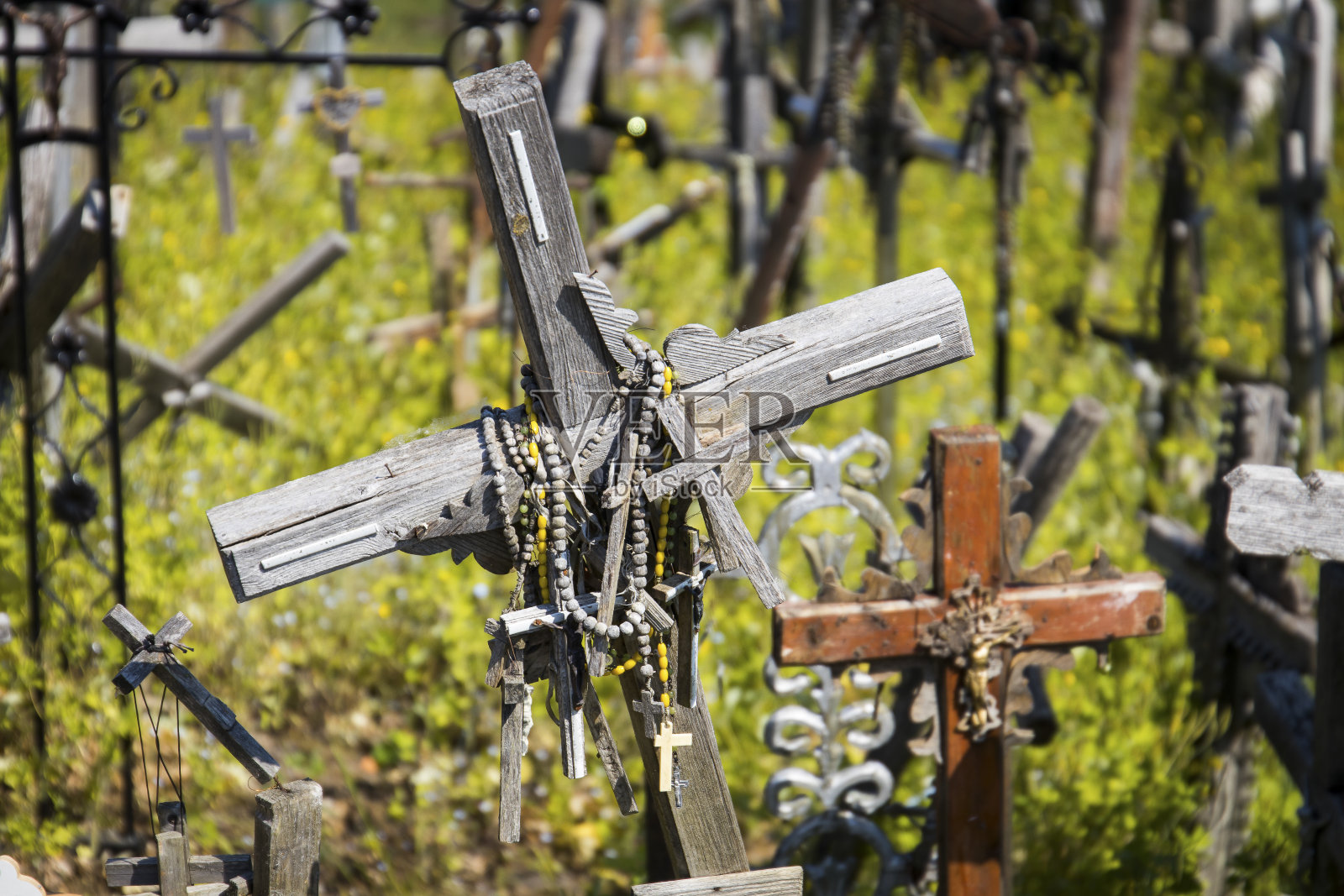 欧洲立陶宛十字架山朝圣目的地上带有天主教标志的宗教十字架照片摄影图片