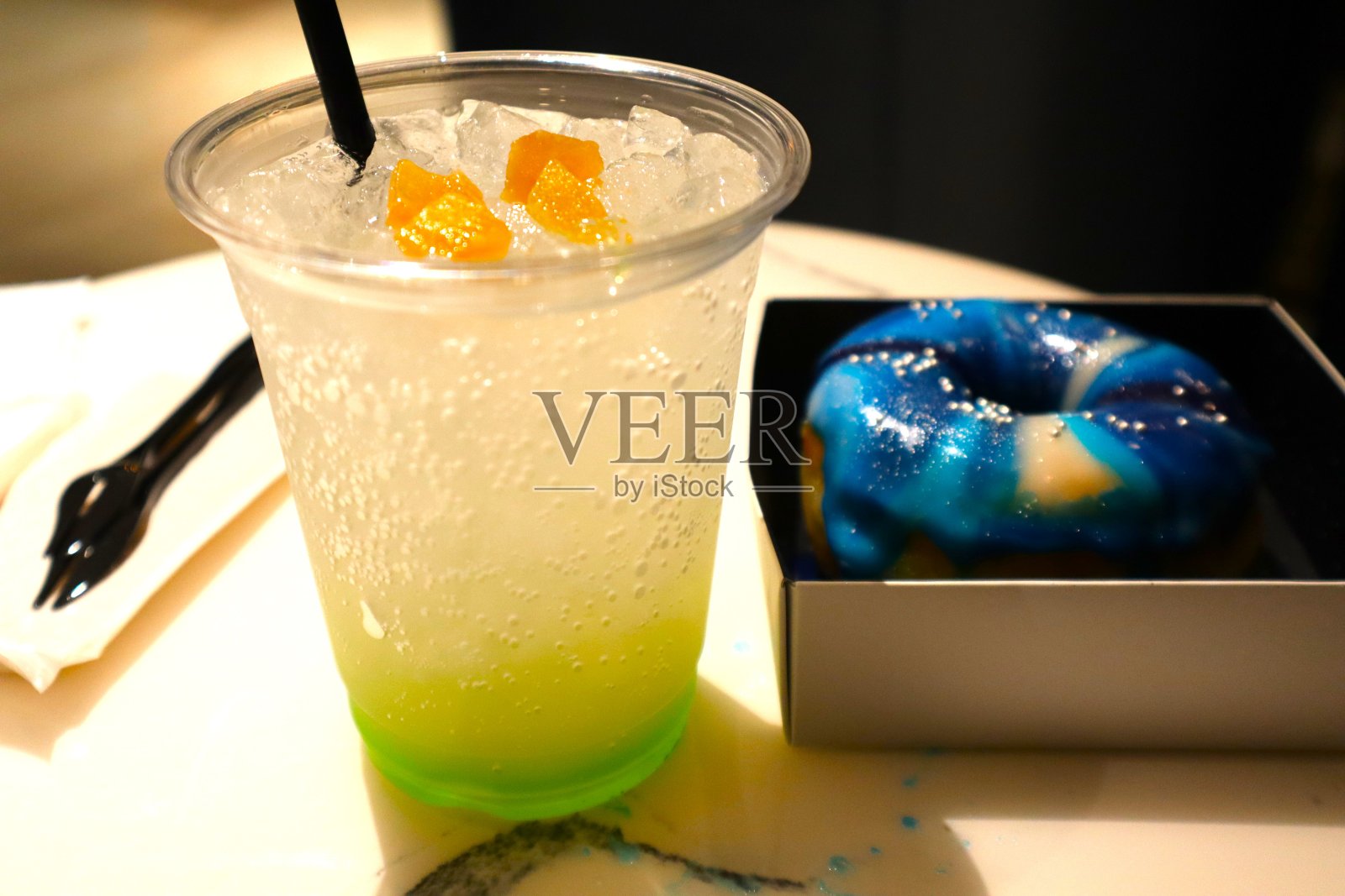 我在东京的一家咖啡馆吃的甜甜圈照片摄影图片