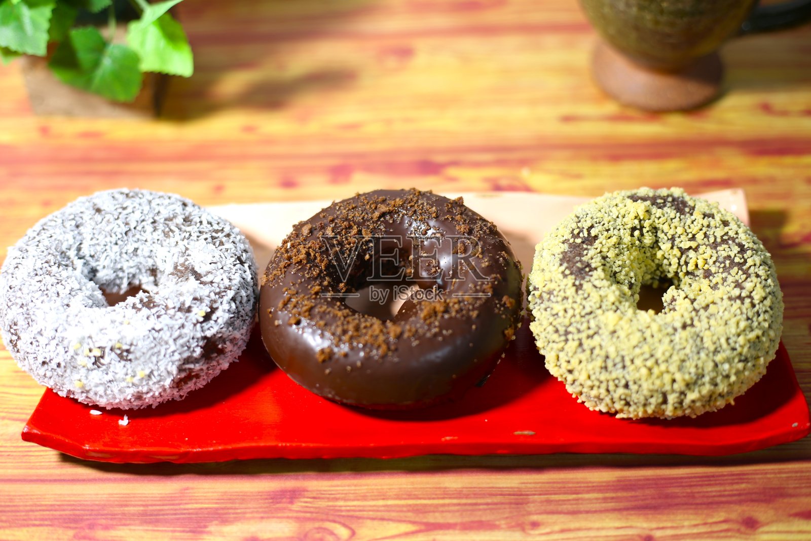 我在东京的一家咖啡馆吃的甜甜圈照片摄影图片