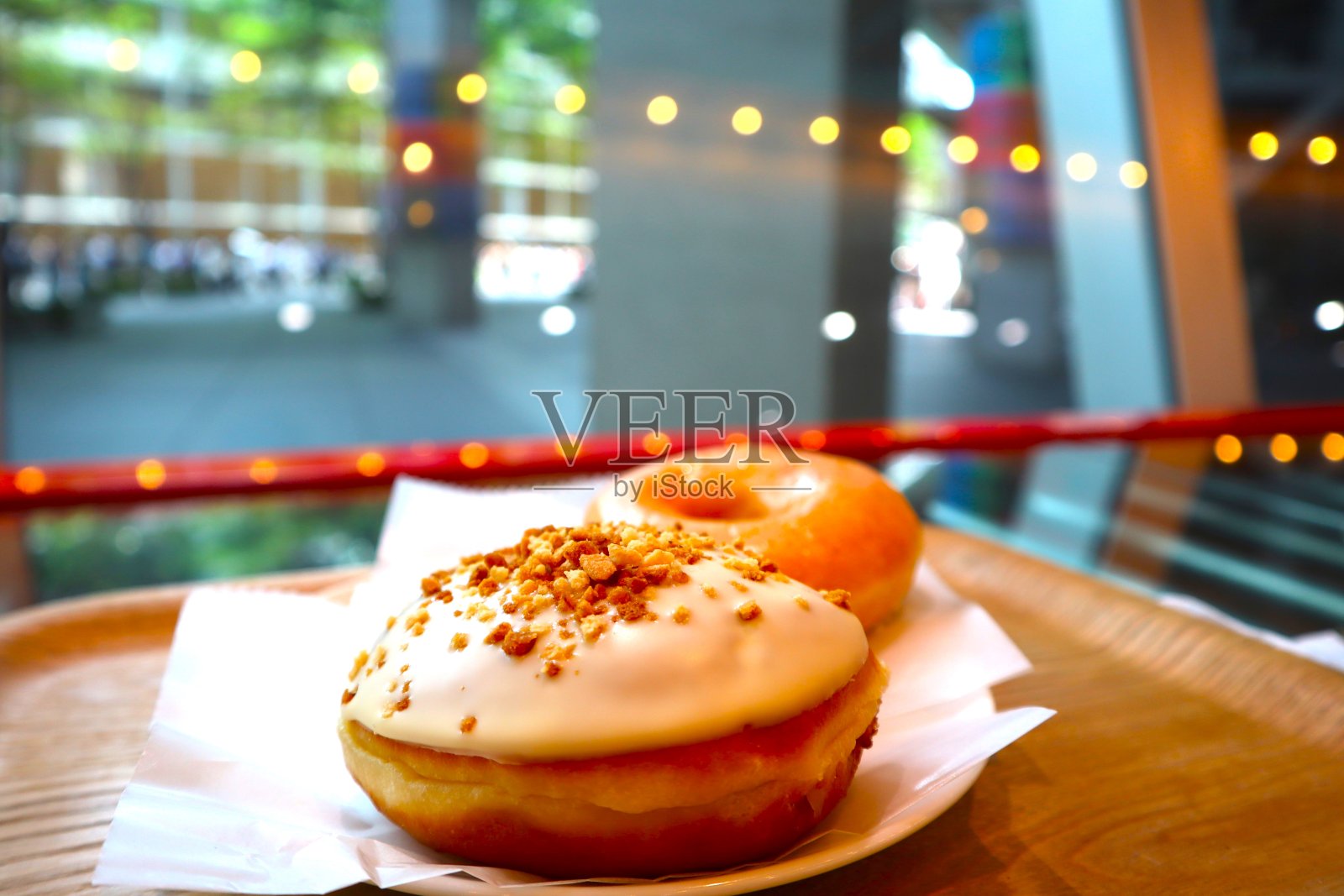 我在东京的一家咖啡馆吃的甜甜圈照片摄影图片