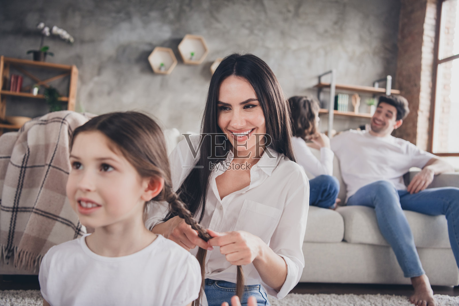 照片积极的好心情的父母，孩子们穿着休闲的衣服，享受周末一起在室内房子公寓房间照片摄影图片