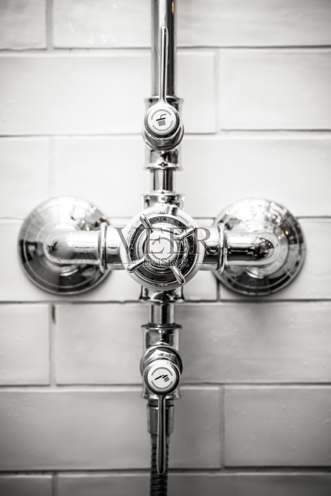 现代铬淋浴控制组件与单色地铁瓷砖背景当代浴室设计照片摄影图片