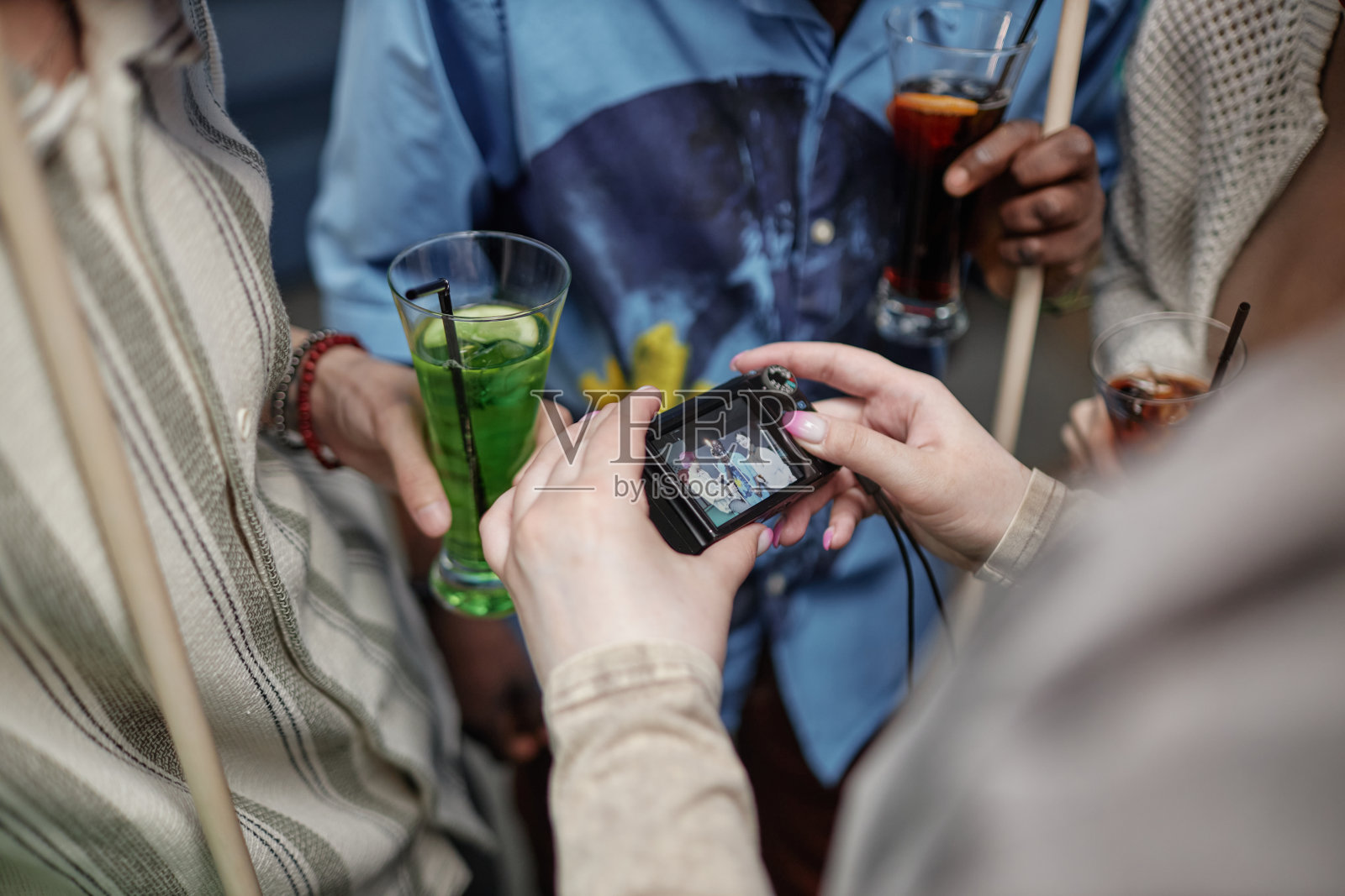 用相机捕捉社交聚会的瞬间照片摄影图片