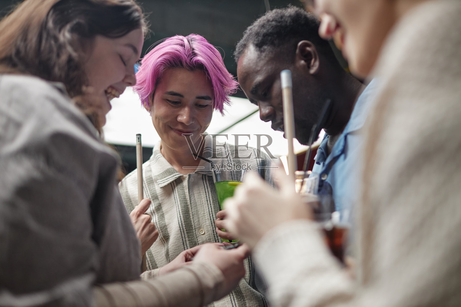 在现代聚会活动中享受社交照片摄影图片