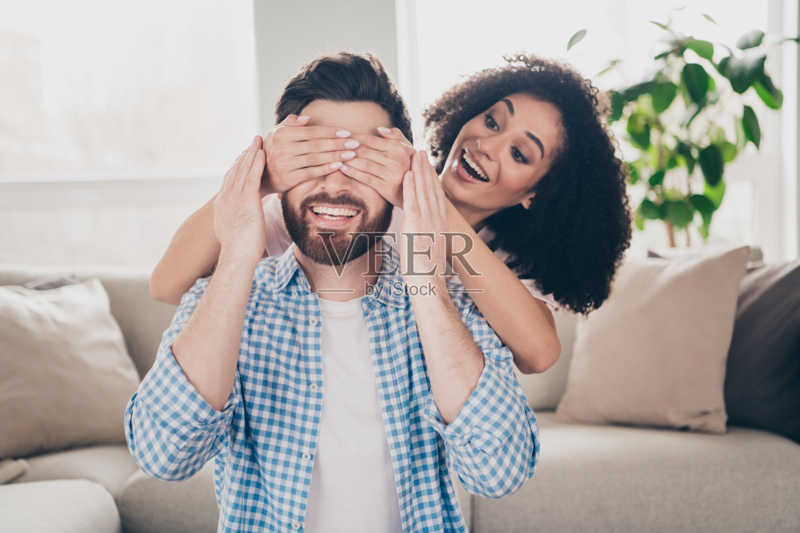 照片两个漂亮的年轻伙伴闭上眼睛秘密自由时间周末现代公寓室内照片摄影图片